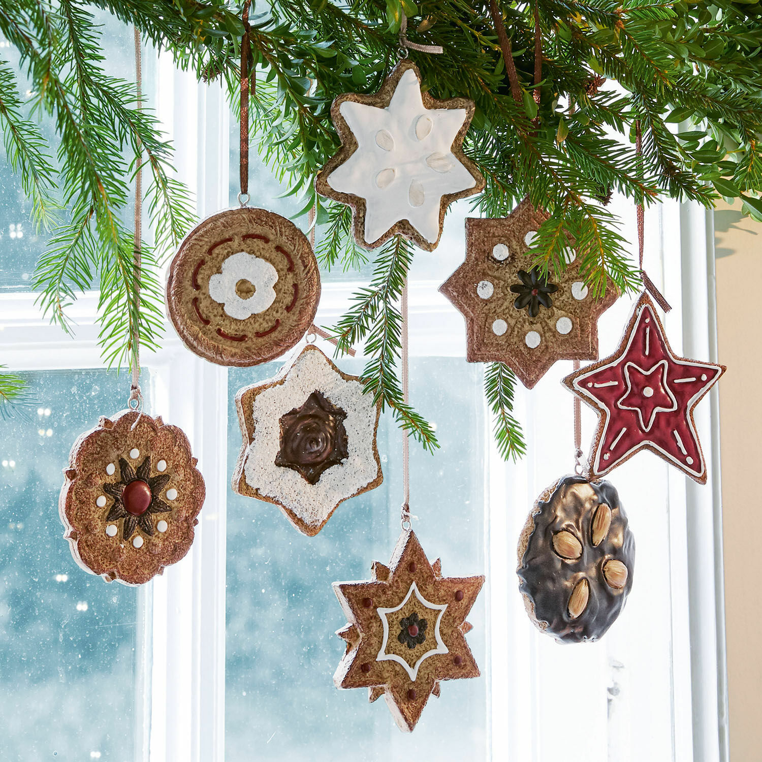 Anhänger 8er Set Cibla Weihnachtliche Anhänger in Stern- und Kreisform aus Naturmaterialien vor Fensterhängend