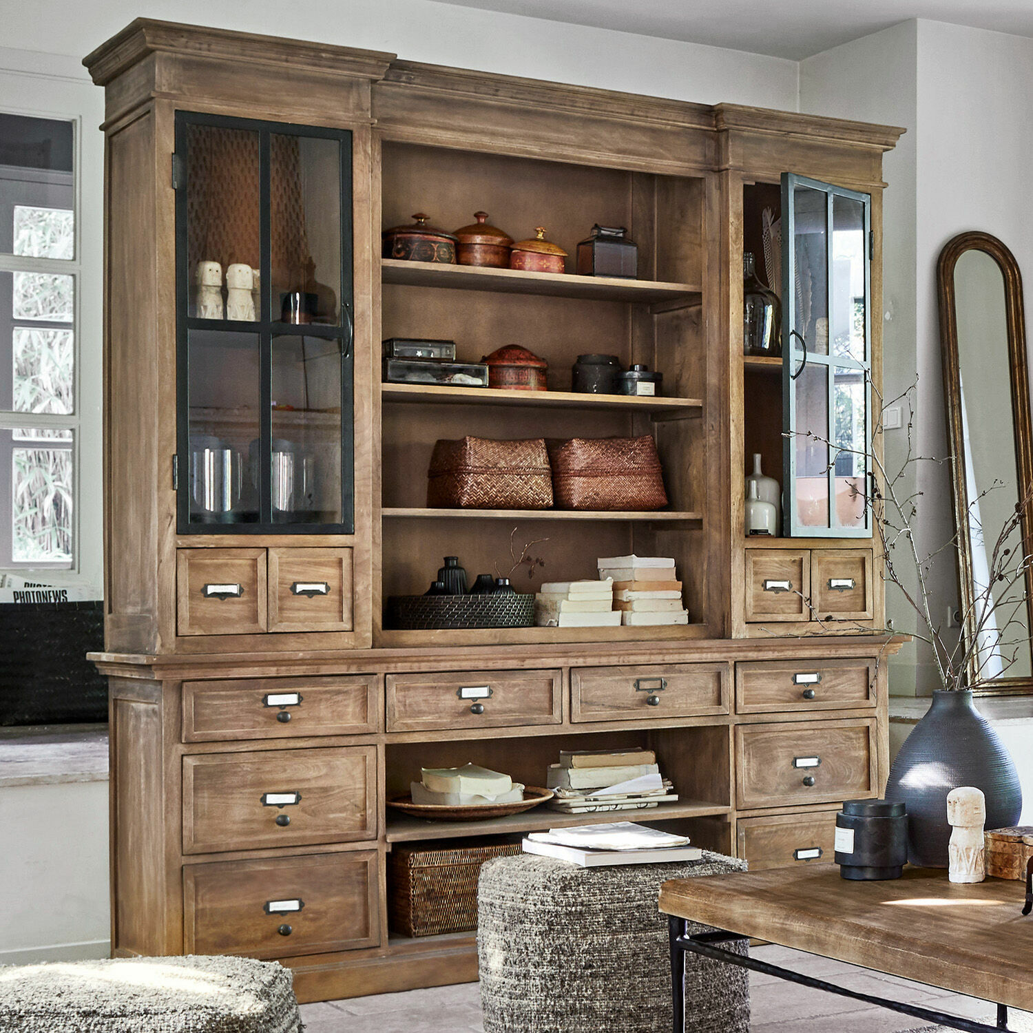 Schrank Horsens Großer Holzschrank mit Schubladen und Glastüren in natürlicher Holzfarbe im Wohnzimmer
