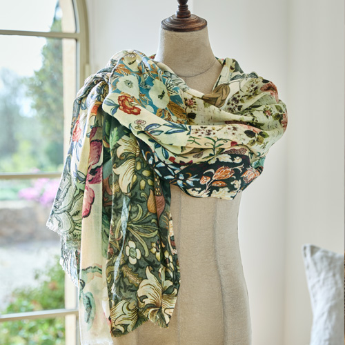 Bunter Schal mit floralem Muster auf Schaufensterpuppe, leichter Stoff, modisches Accessoire