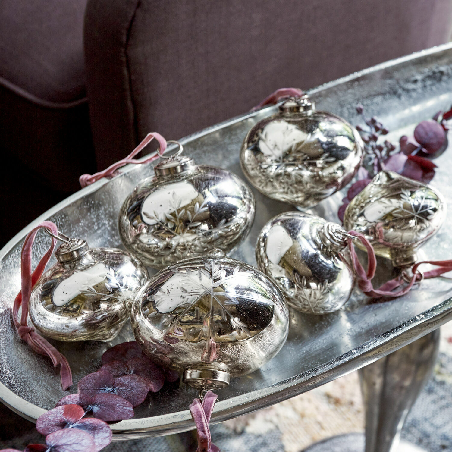 Weihnachtskugeln 6er Set Isaulie Silberne Weihnachtsanhänger mit Schneeflockenmotiv an rosa Bändern auf einer Metall-Dekotablett