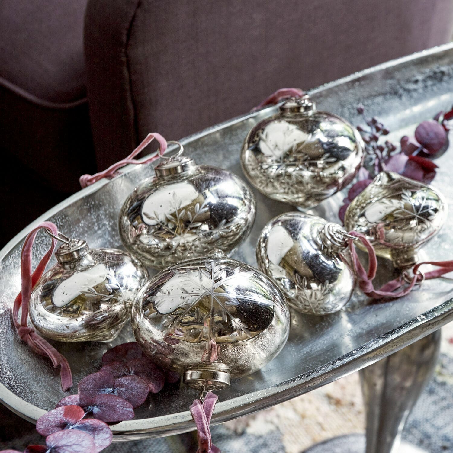 Weihnachtskugeln 6er Set Isaulie Silberne Weihnachtsanhänger mit Schneeflockenmotiv an rosa Bändern auf einer Metall-Dekotablett