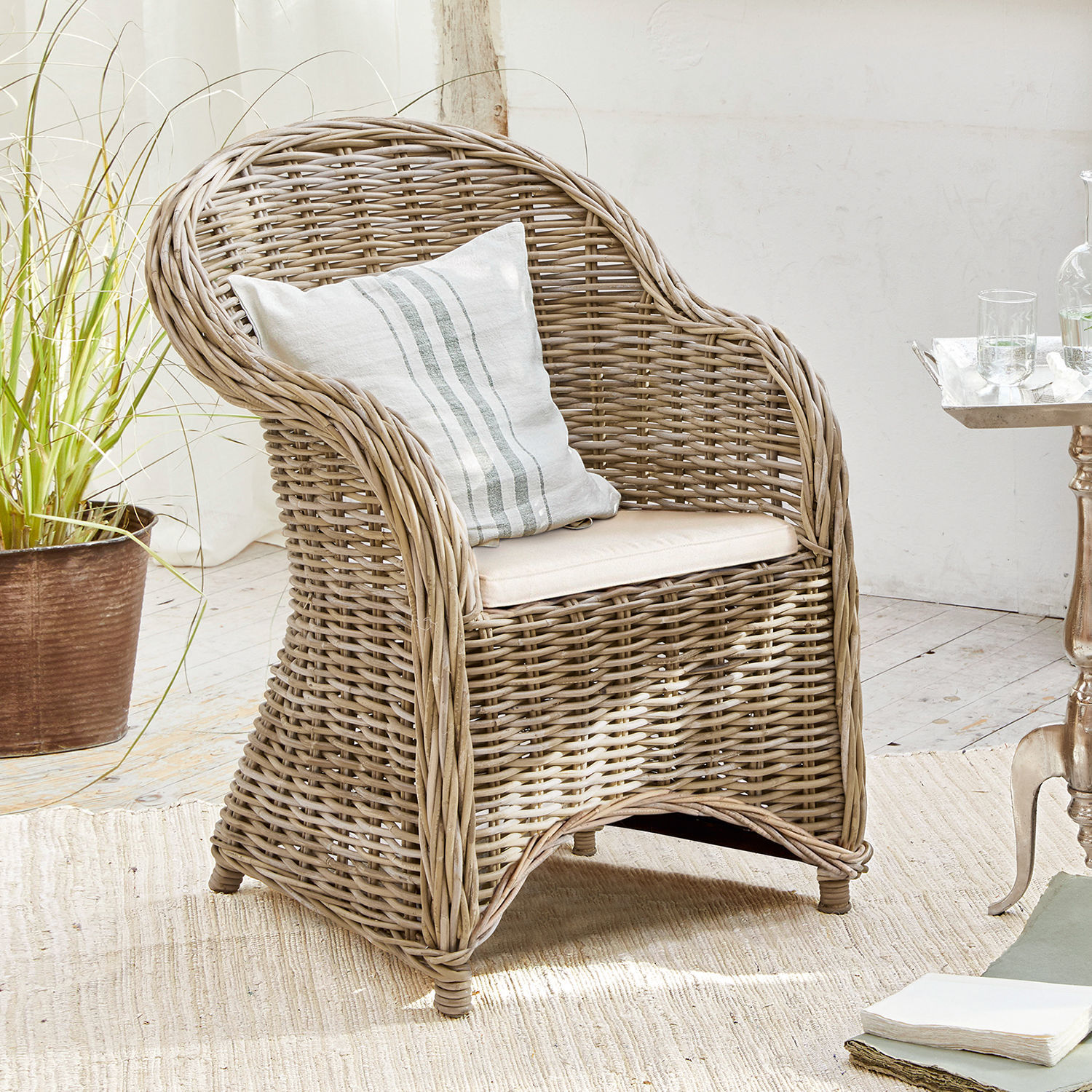 Sessel Margate Rattansessel in Naturfarbe mit hellem Sitzkissen und gestreiftem Dekokissen für Wohnzimmer