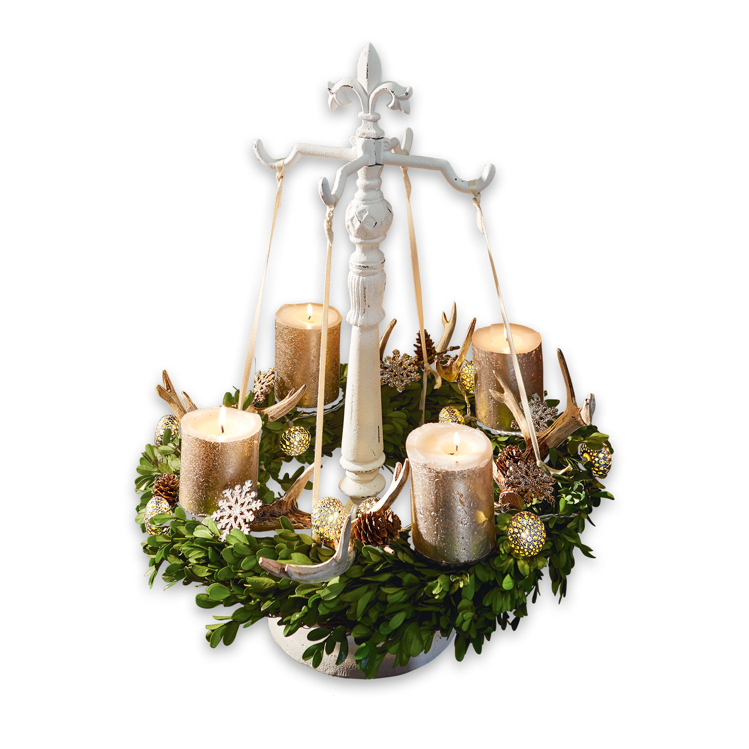 Kranzständer Antwan Dekorativer Adventskranz mit grünen Blättern, goldenen Kerzen und weißem Metallständer
