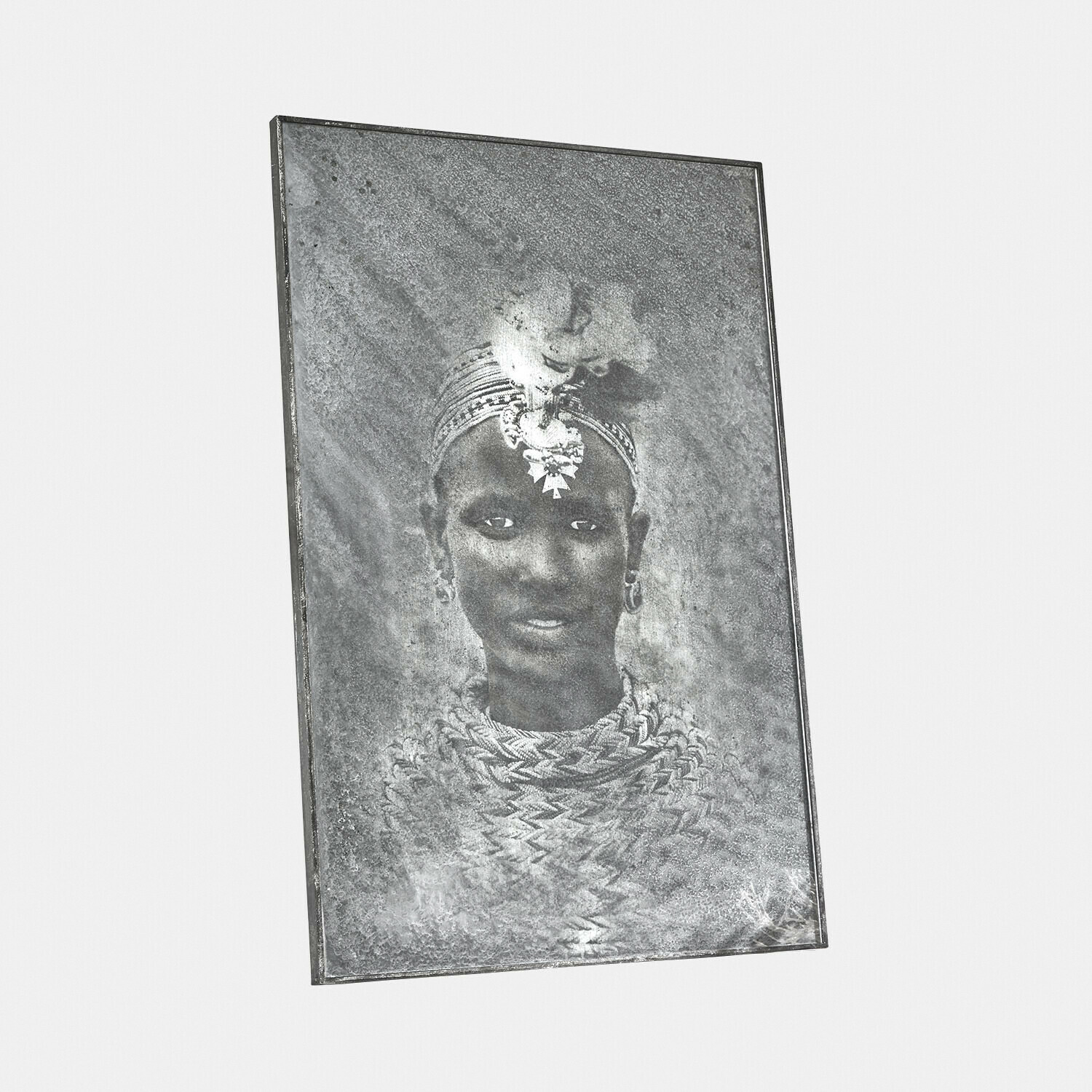 Motivspiegel Rashira Schwarz-weißes Porträt einer Frau mit traditionellem Schmuck und Kopfschmuck auf dekorativer Metalltafel