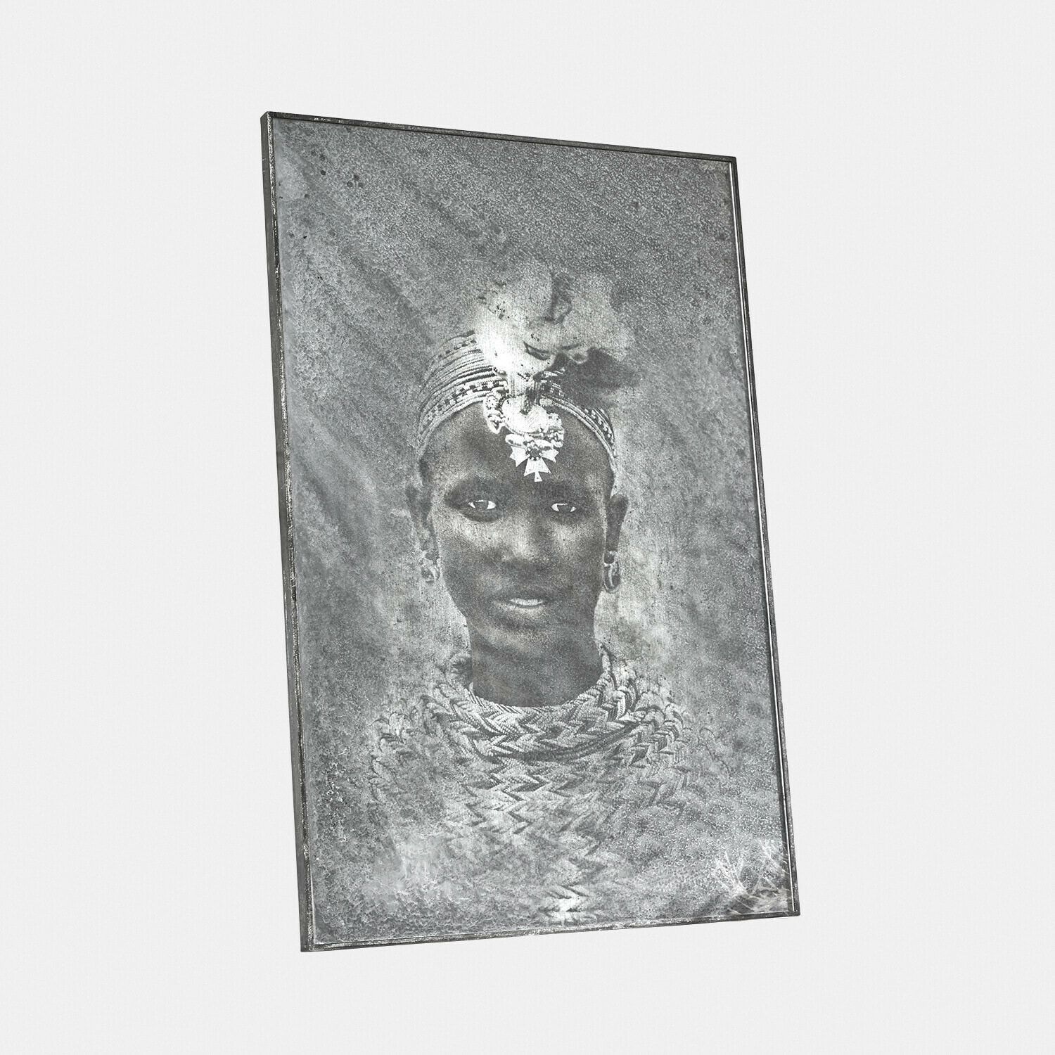 Motivspiegel Rashira Schwarz-weißes Porträt einer Frau mit traditionellem Schmuck und Kopfschmuck auf dekorativer Metalltafel
