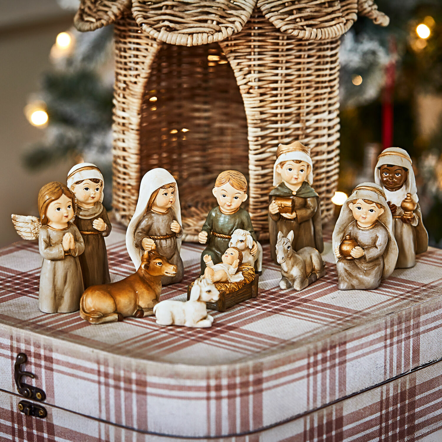 Krippenfiguren 11er Set Kittalee Keramik-Krippenfiguren in natürlichen Farben auf kariertem Untergrund als Weihnachtsdekoration