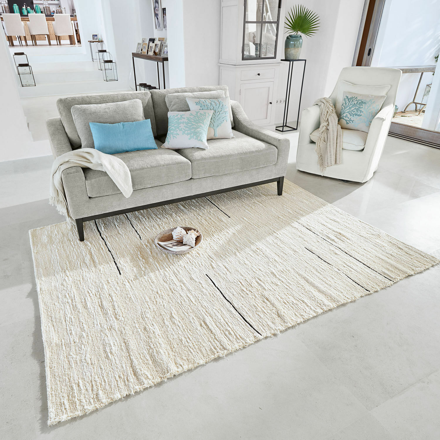 Teppich Avatele Hellgrauer Teppich mit feinem Muster im modernen Wohnzimmer mit Sofa und Sessel