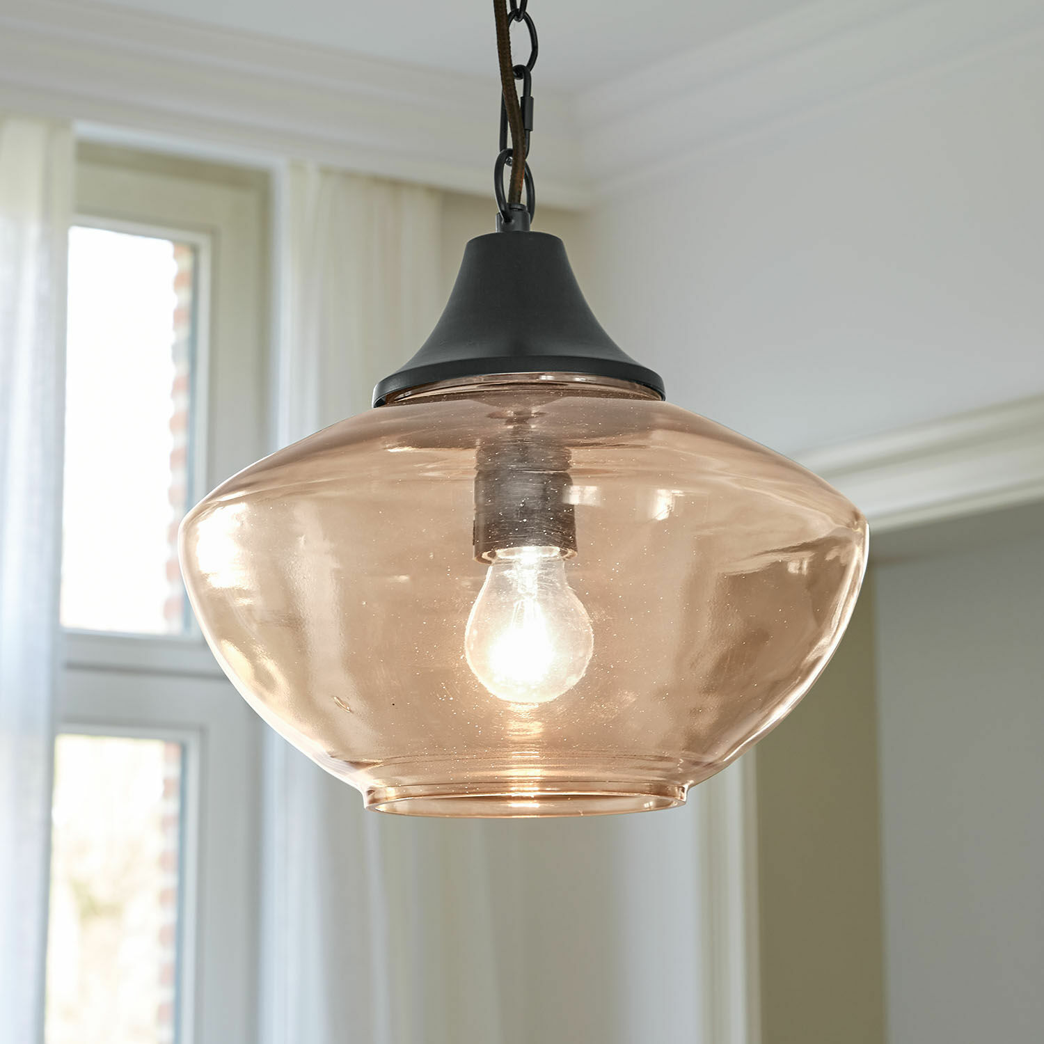 Hängelampe Nerilane Hängelampe aus bernsteinfarbenem Glas mit schwarzem Metallhalter, modernes Wohnlicht