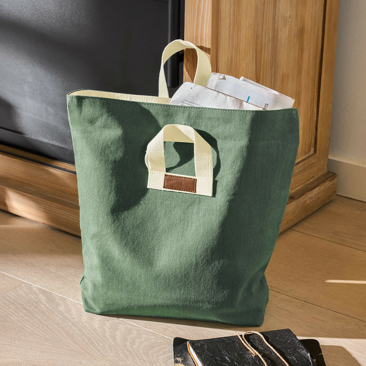 Tasche Ornbrook Grüne Baumwolltasche mit cremefarbenen Griffen und braunem Label, ideal für Einkäufe oder Aufbewahrung