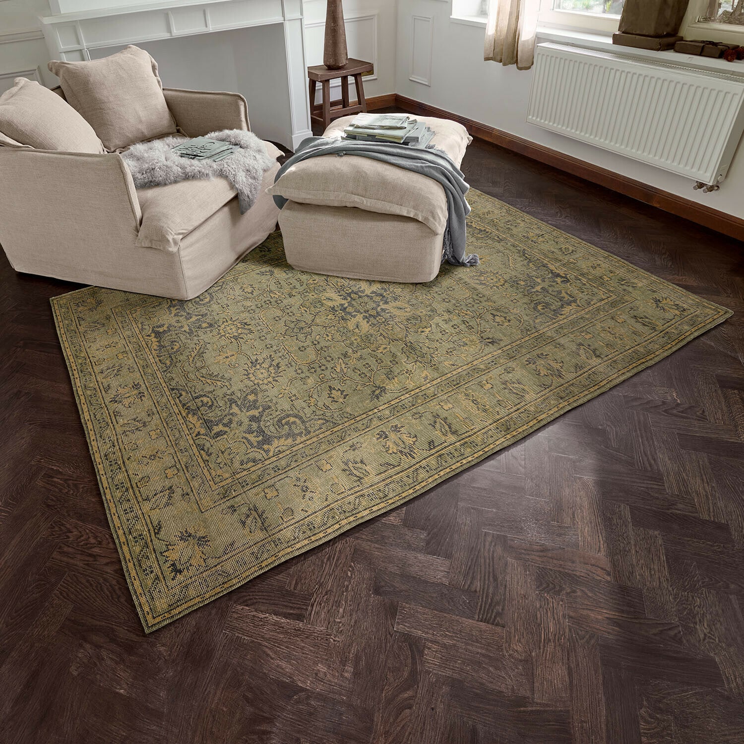 Teppich Marouan Beiger Orientteppich mit Muster auf dunklem Holzboden im Wohnzimmer mit beigem Sessel