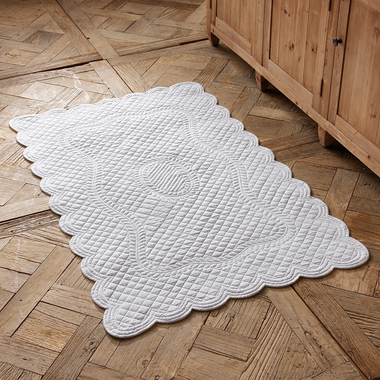 Badematte Meggie Weißer, gesteppter Baumwollteppich mit dekorativem Muster, ideal zur Wohnraumdekoration.