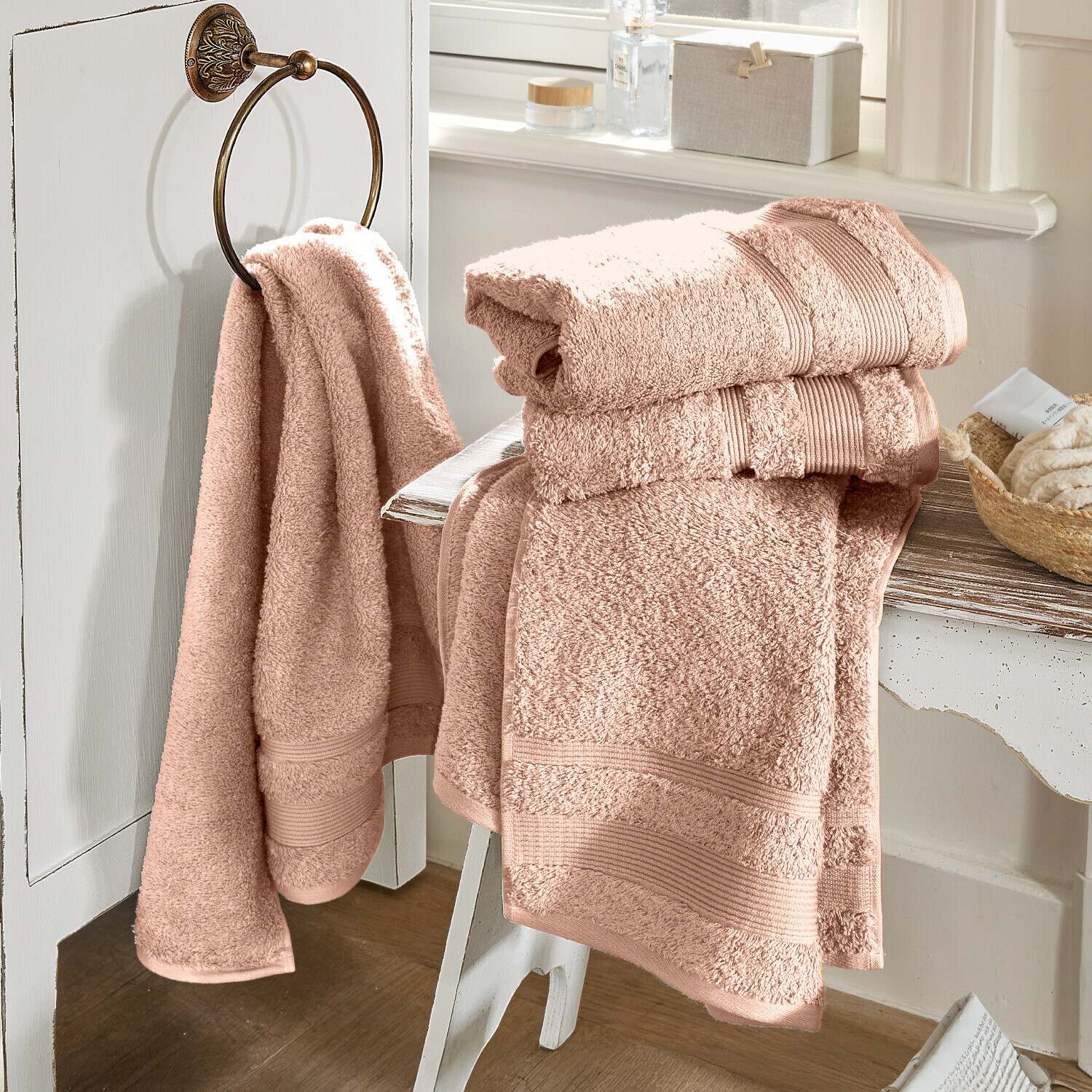 Handtuch 4er Set Bourogne Rosa Baumwoll-Badetücher auf weißem Möbel in hellem Badezimmer, weich und saugfähig