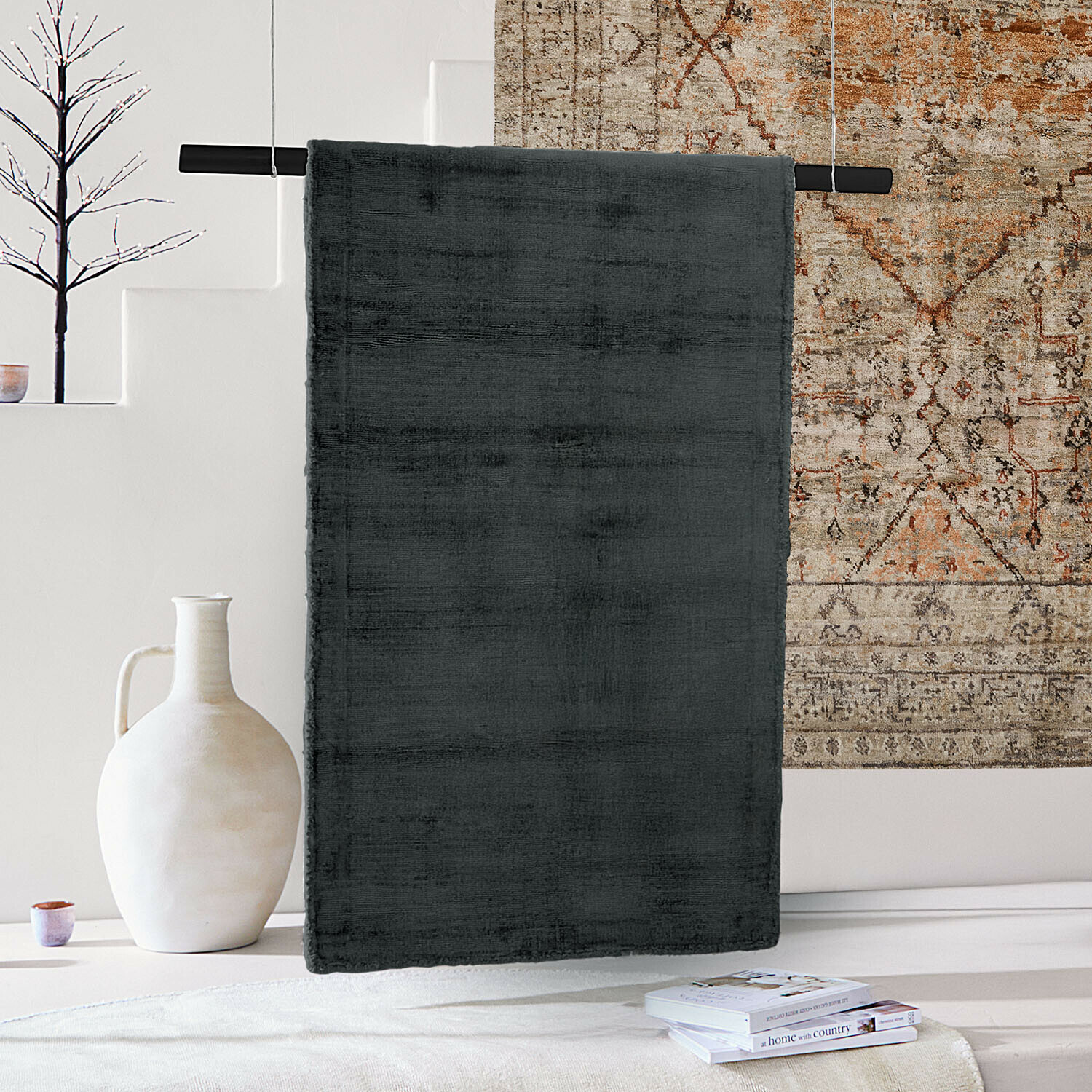 Läufer Mariselle Dunkelgrauer Teppich aus weichem Material in modernem Raum mit dekorativem Teppich und Vase