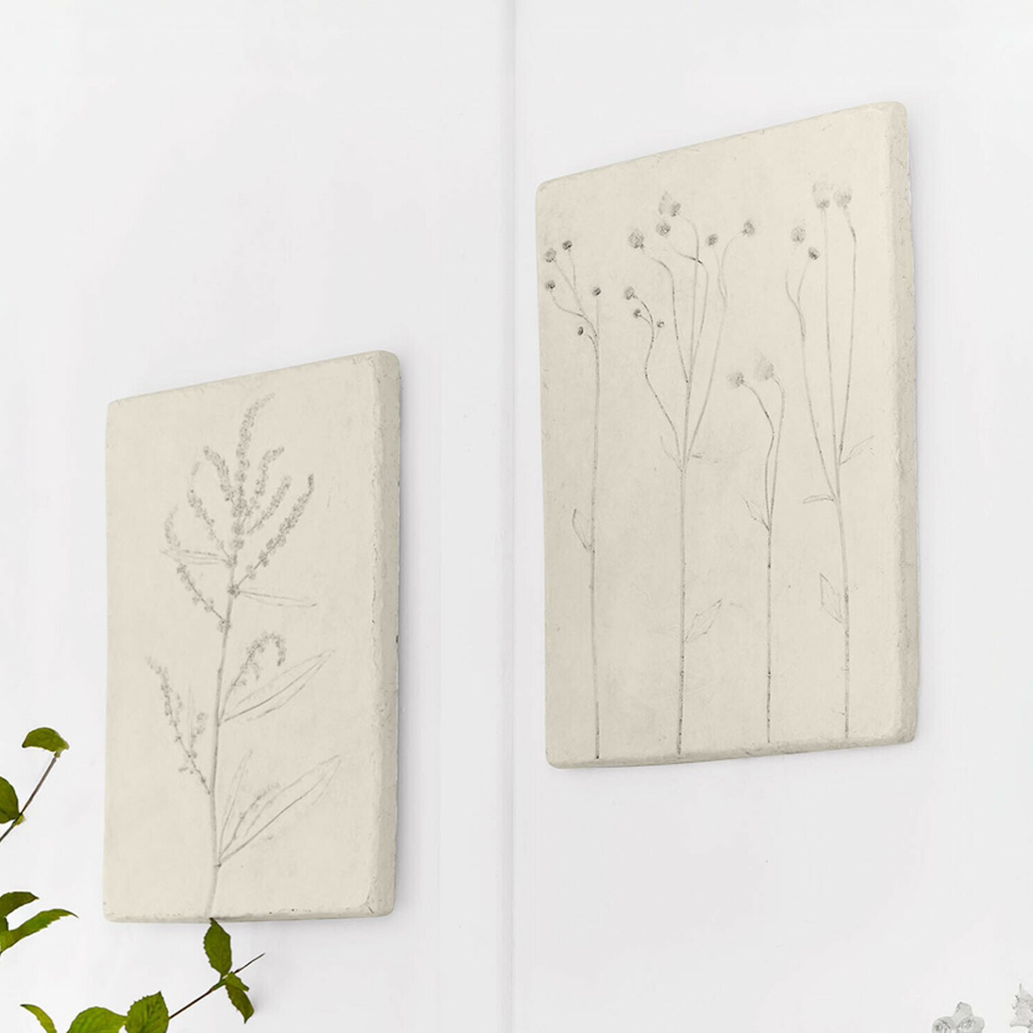 Zwei beige Wandtafeln mit pflanzlichem Reliefmuster aus natürlichem Material für Wanddekoration.