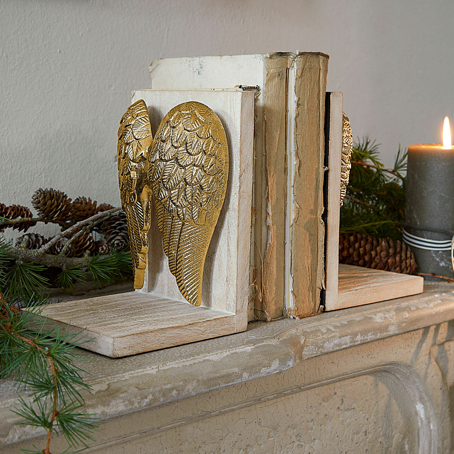 Buchstütze 2er Set Lunelles Buchstützen aus Holz mit goldenen Engelsflügeln, Kamin-Dekoration mit Tannenzapfen und Kerze