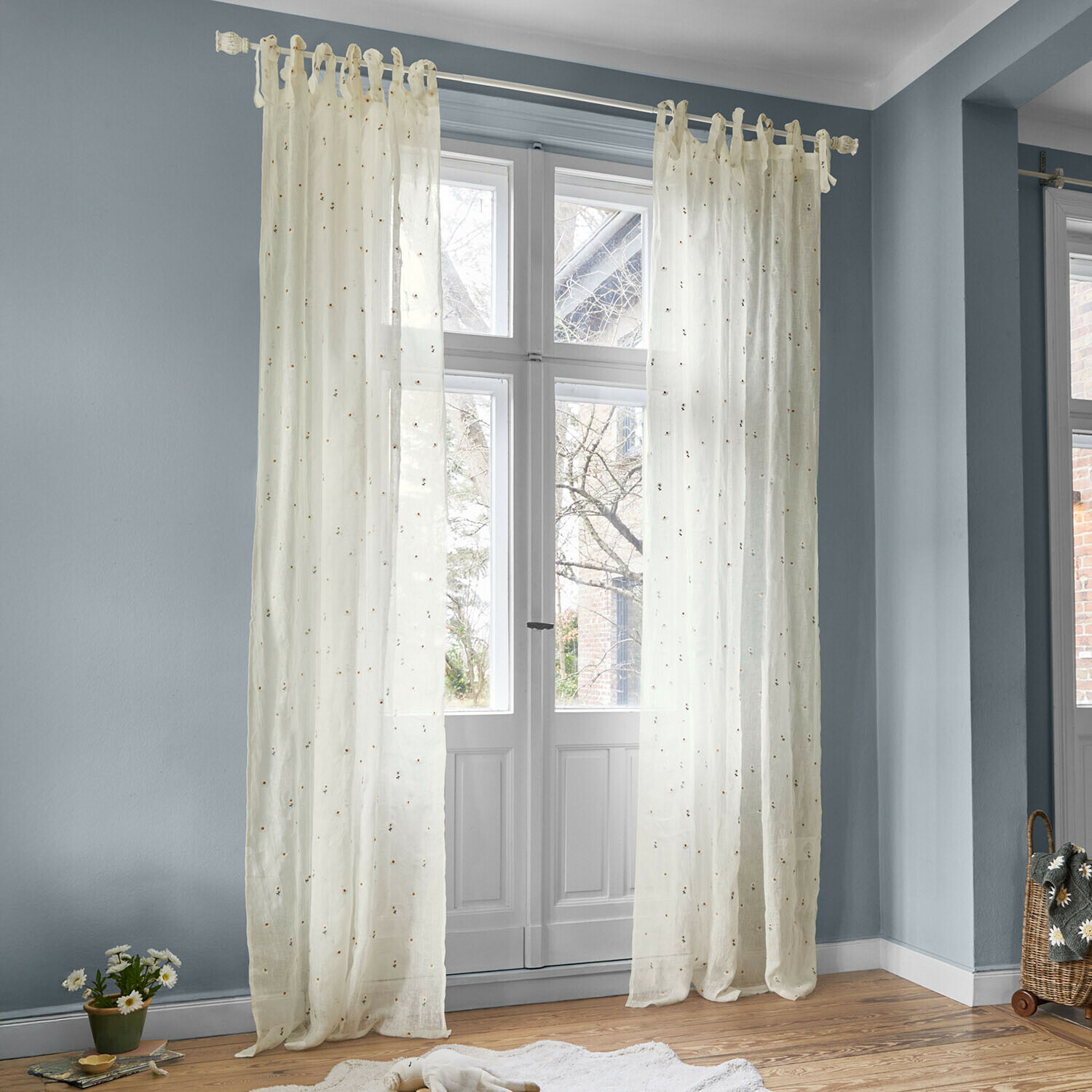 Transparente cremefarbene Vorhänge mit zartem Blumenmuster, Fensterdekoration fürs Wohnzimmer