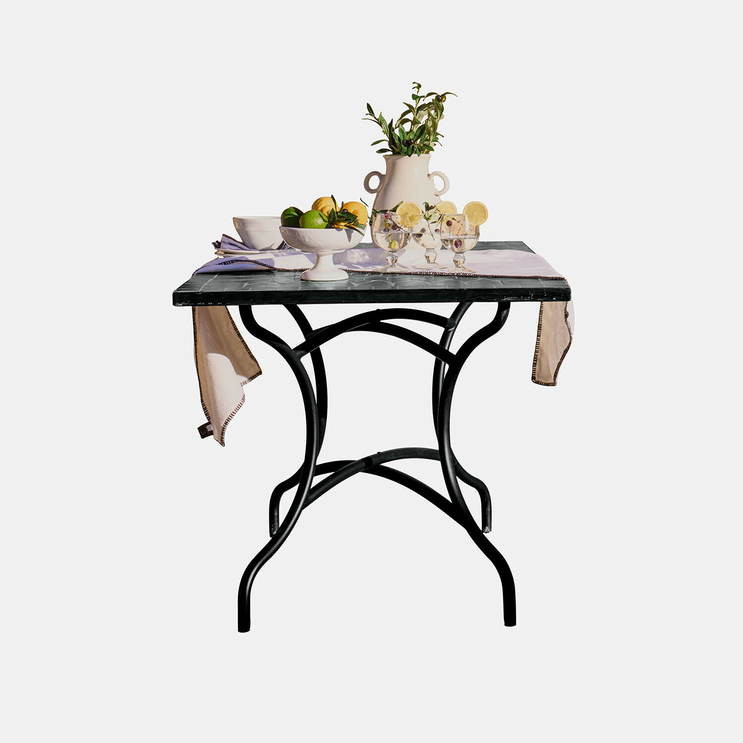 Tisch Maurelle Tisch mit schwarzem Metallgestell und Marmorplatte, dekoriert mit Früchten und Vase