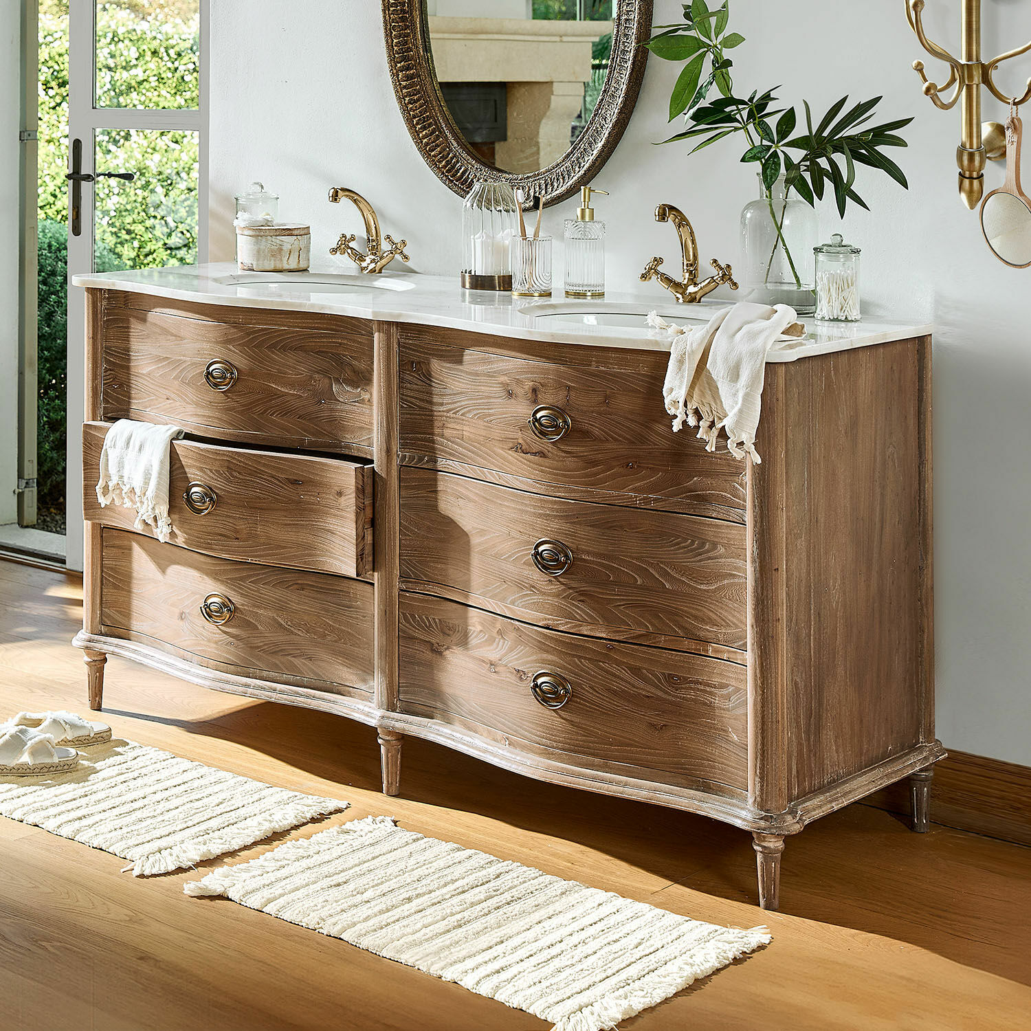 Doppelwaschtisch Joravelle Holz-Badezimmerkommode mit Marmorplatte und goldenen Armaturen, dekorativ und funktional