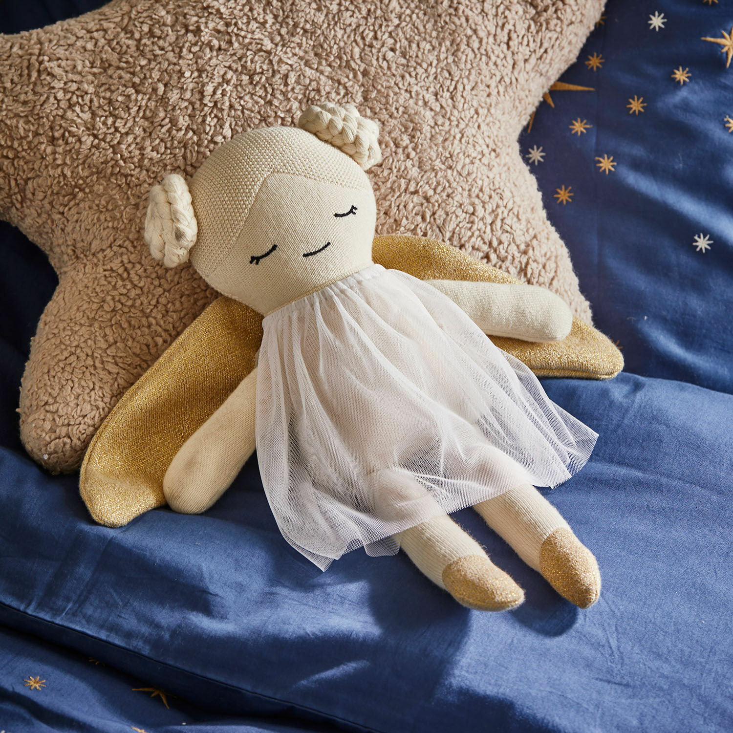 Stoffpuppe Valonna Weiche beige Stoffpuppe Engel mit weißem Tüllkleid und goldenen Flügeln auf blauem Sternenbett