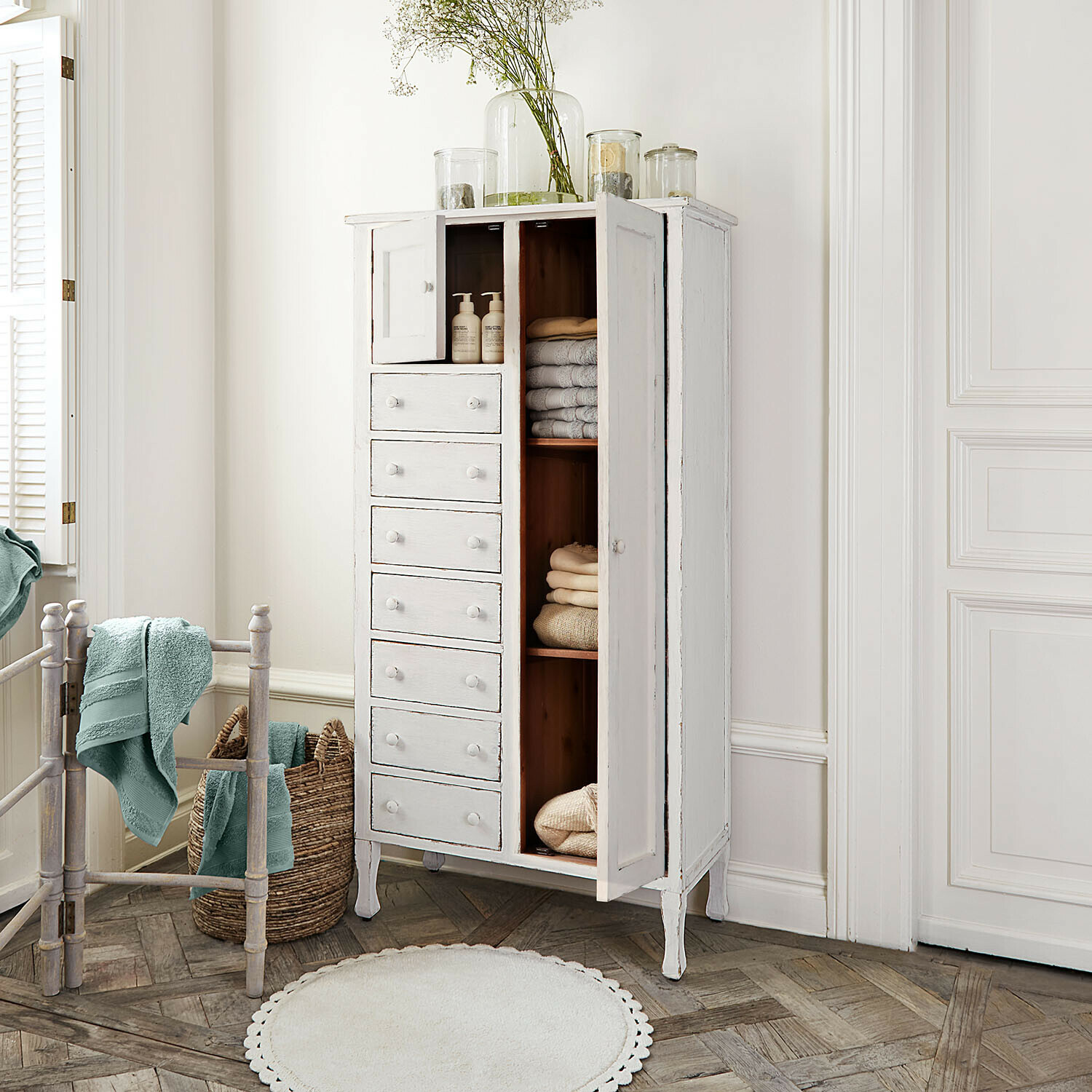 Weiße Holzkommode im Vintage-Stil mit Schubladen und Regalen zur Aufbewahrung von Handtüchern und Kosmetik