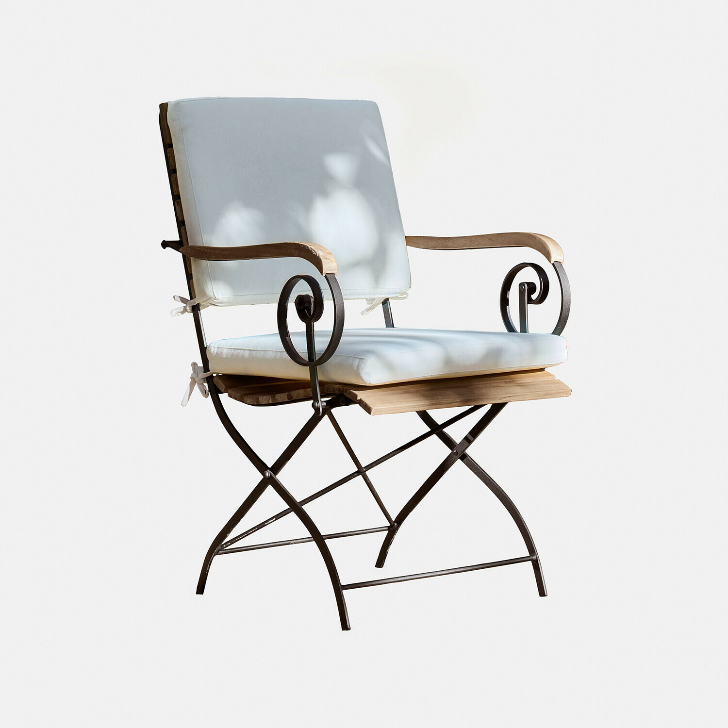 Stuhl Iker aus schwarzem Metall und braunem Holz mit hellen Polstern für Sitz und Rückenlehne