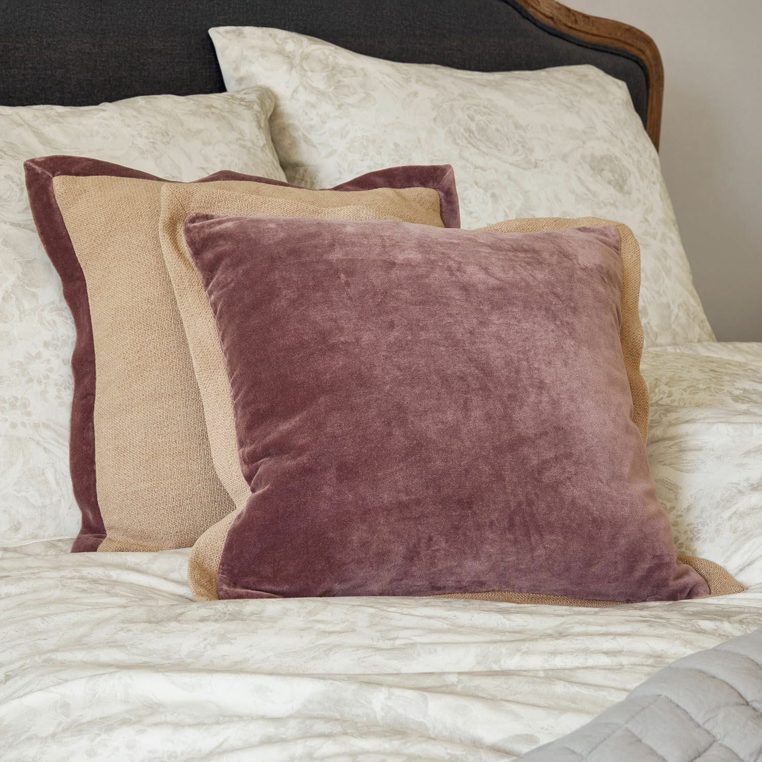 Kissenhülle 2er Set Liréan Dekoratives Kissen-Set aus Samt und Leinen in Rosa und Beige auf Bett mit floralem Bettbezug