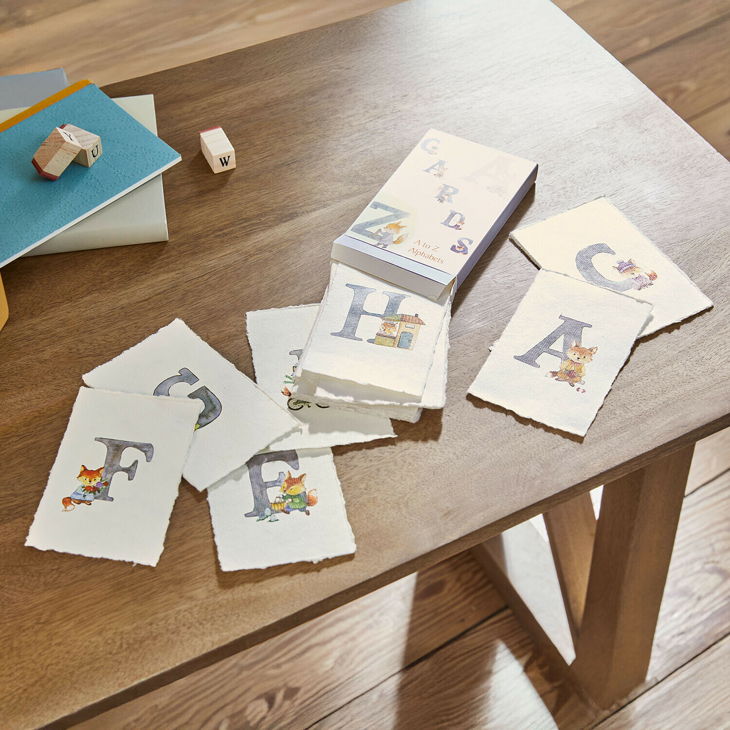 Karten Garélie Set Lernkarten mit Alphabet und Tierillustrationen auf Holztisch zum Buchstabenerlernen