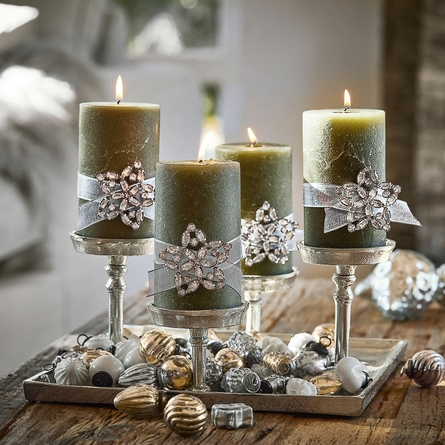 Kerzentablett Carsic Grüne Dekokerzen mit Kristallverzierung auf silbernen Kerzenhaltern mit Weihnachtsdeko