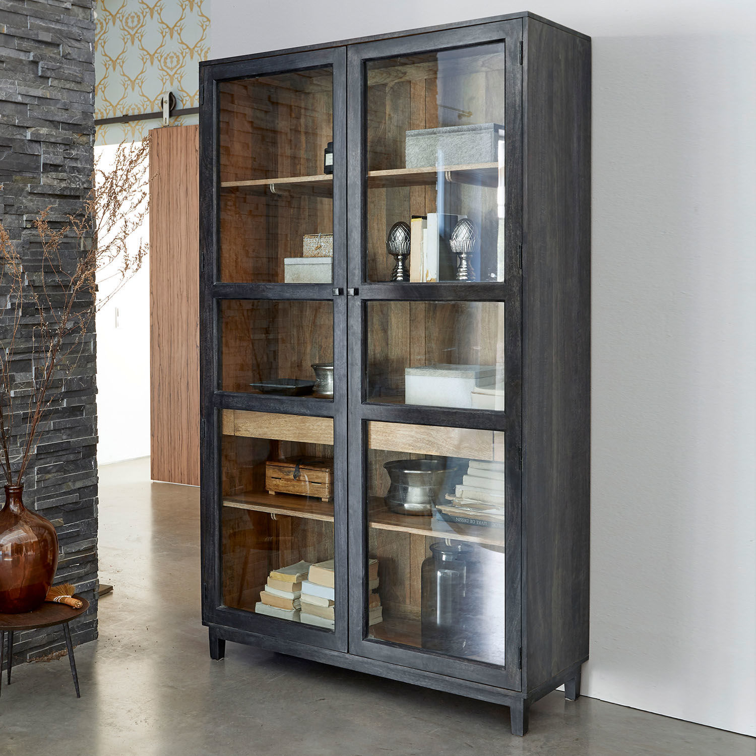 Schrank Altagracia Grauer Holz-Glas-Schrank mit Regalen für Bücher und Dekoration in modernem Raum