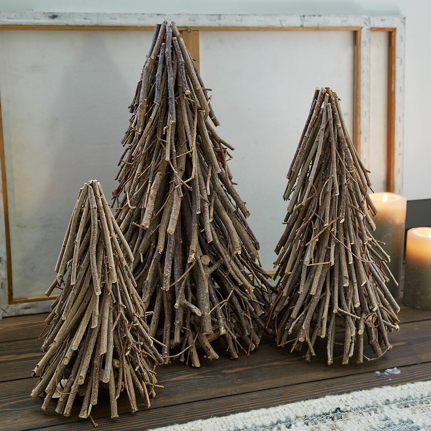 Deko-Baum 3er Set Orilev Dekorative Tannenbäume aus natürlichen Holzästen in verschiedenen Größen auf Holztisch