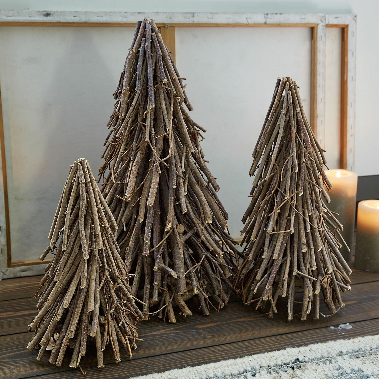 Deko-Baum 3er Set Orilev Dekorative Tannenbäume aus natürlichen Holzästen in verschiedenen Größen auf Holztisch