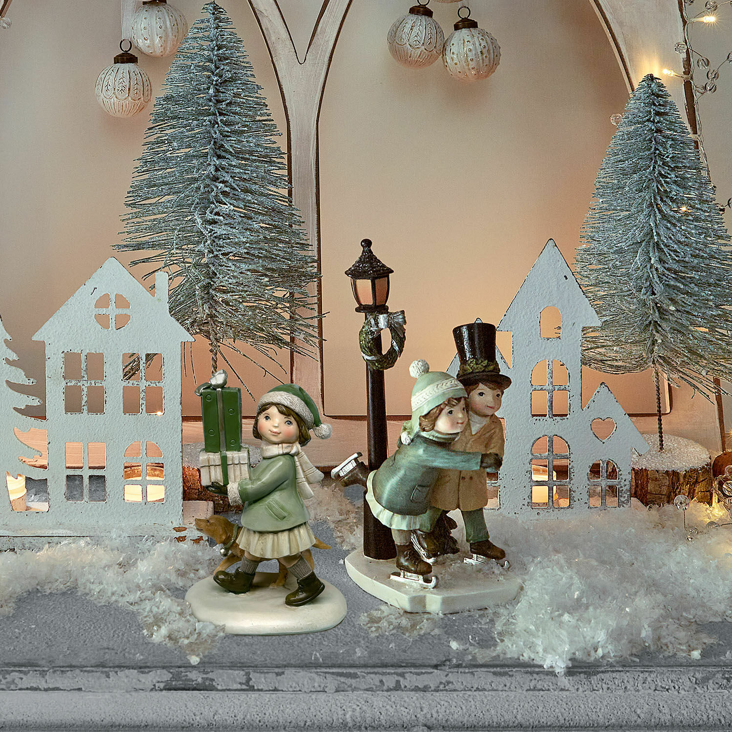 Deko-Figur 2er Set Marquelline Winterliche Dekoration mit Kinderfiguren beim Schlittschuhlaufen und Häusern im verschneiten Weihnachtsambiente