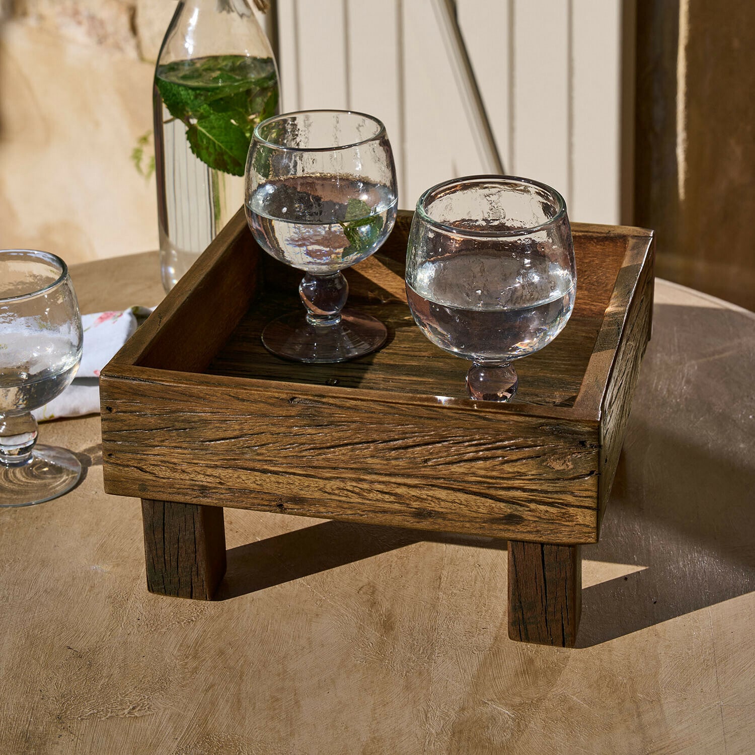 Tablett Oldmere Dunkles Holztablett auf Beinen mit zwei Wassergläsern und Minzblättern auf dem Tisch
