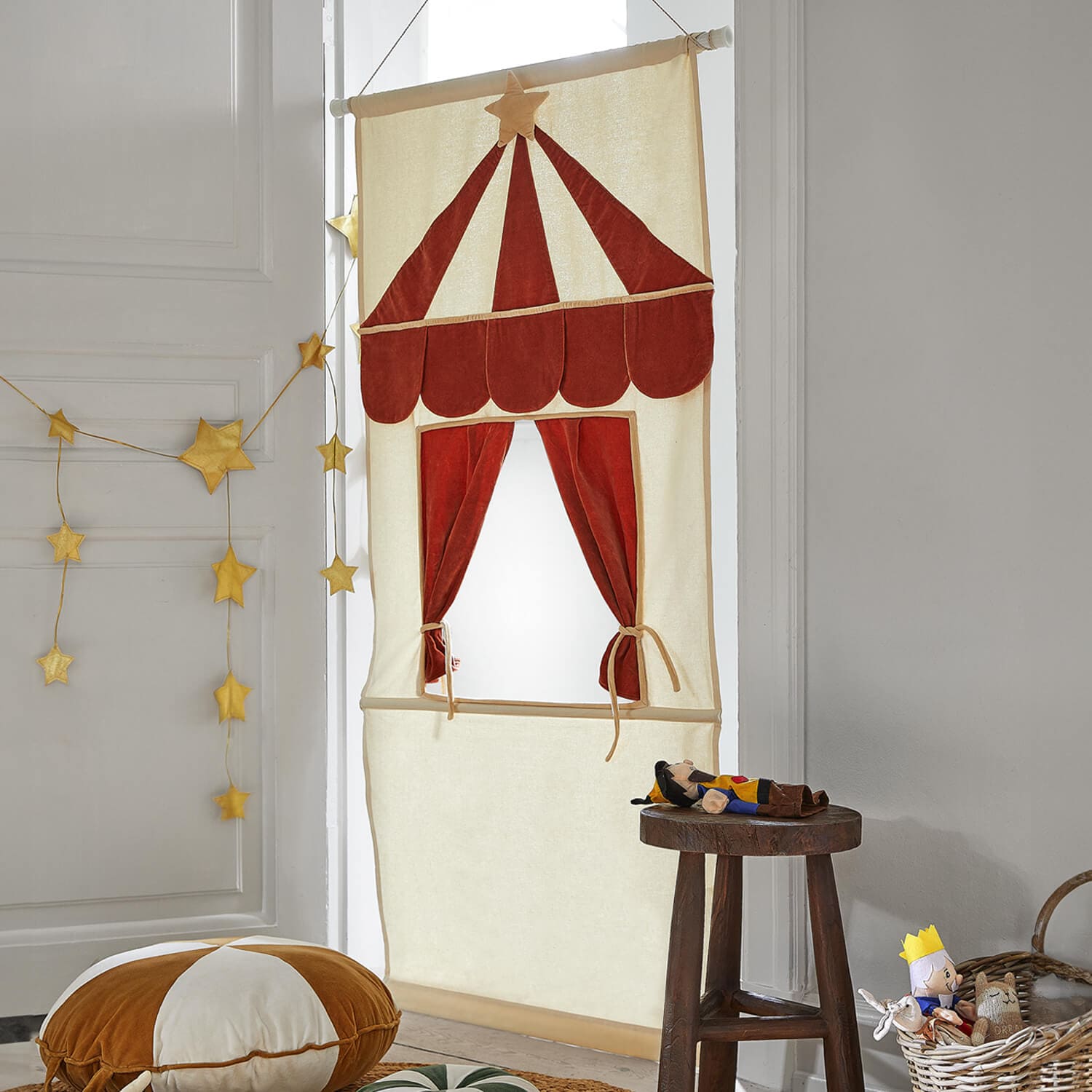 Kinderstoffvorhang in Creme und Rot mit Zirkuszelt-Motiv, Dekoration fürs Kinderzimmer