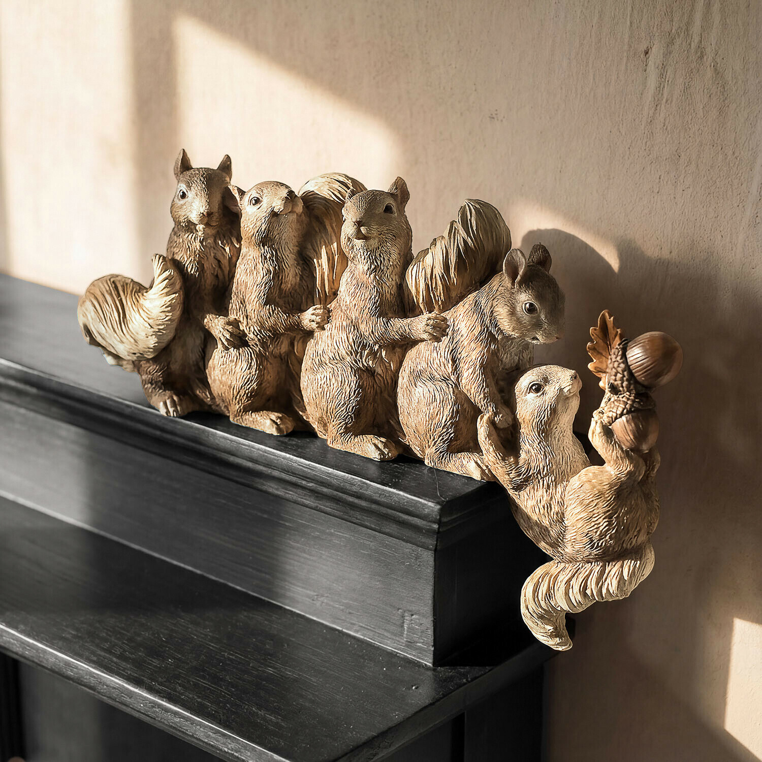 Deko-Eichhörnchen Quinnby Dekorative Eichhörnchen-Figuren in Beige auf schwarzem Regal, Wohnraumdekoration