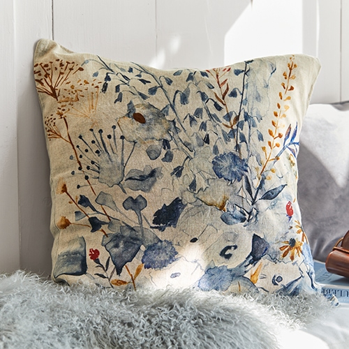 Dekoratives Baumwollkissen in Creme mit blau-braunem Pflanzenmuster für gemütliches Wohnzimmer