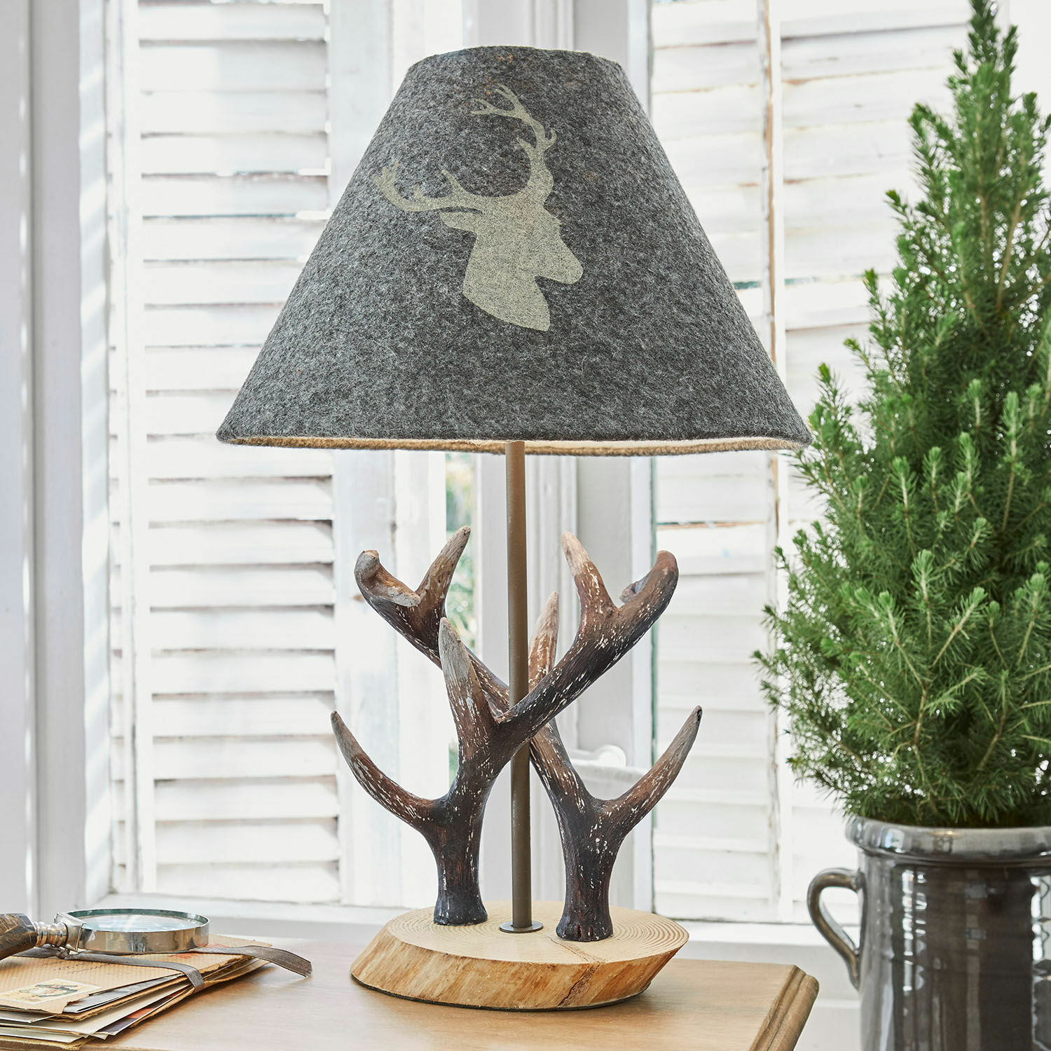 Tischlampe Lodge Tischlampe mit grauem Filzschirm mit Hirschmotiv und Holzsockel mit Geweih-Design