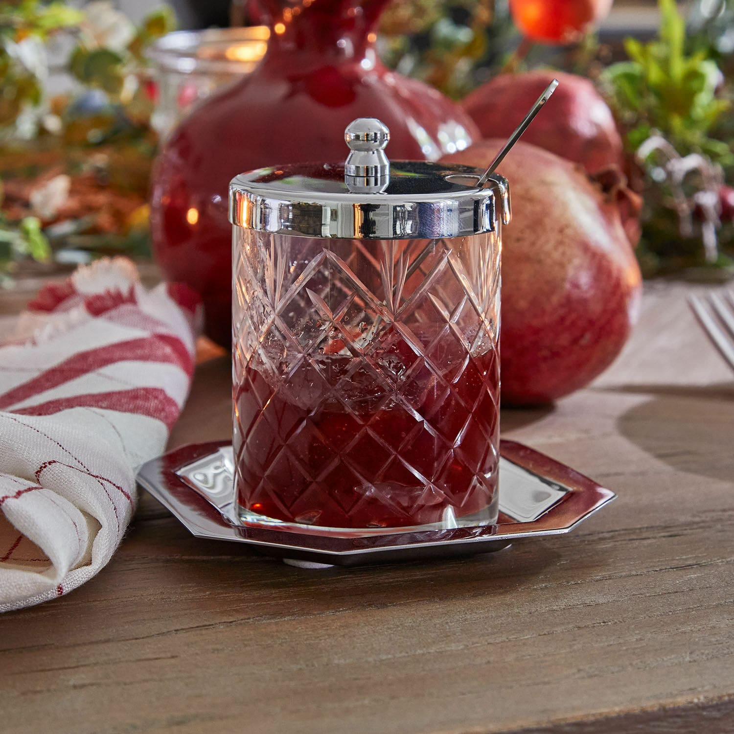 Glasdose Mornais Glasbehälter für Marmelade mit Metalldeckel und Löffel auf Holztisch mit Fruchtdeko