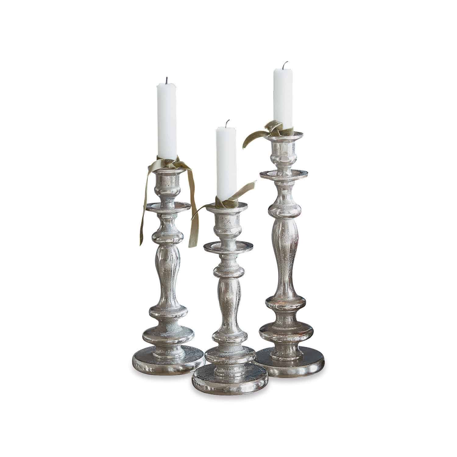 Kerzenständer 3er Set Borga Set aus drei silbernen Metall-Kerzenhaltern mit weißen Kerzen und dekorativen Bändern