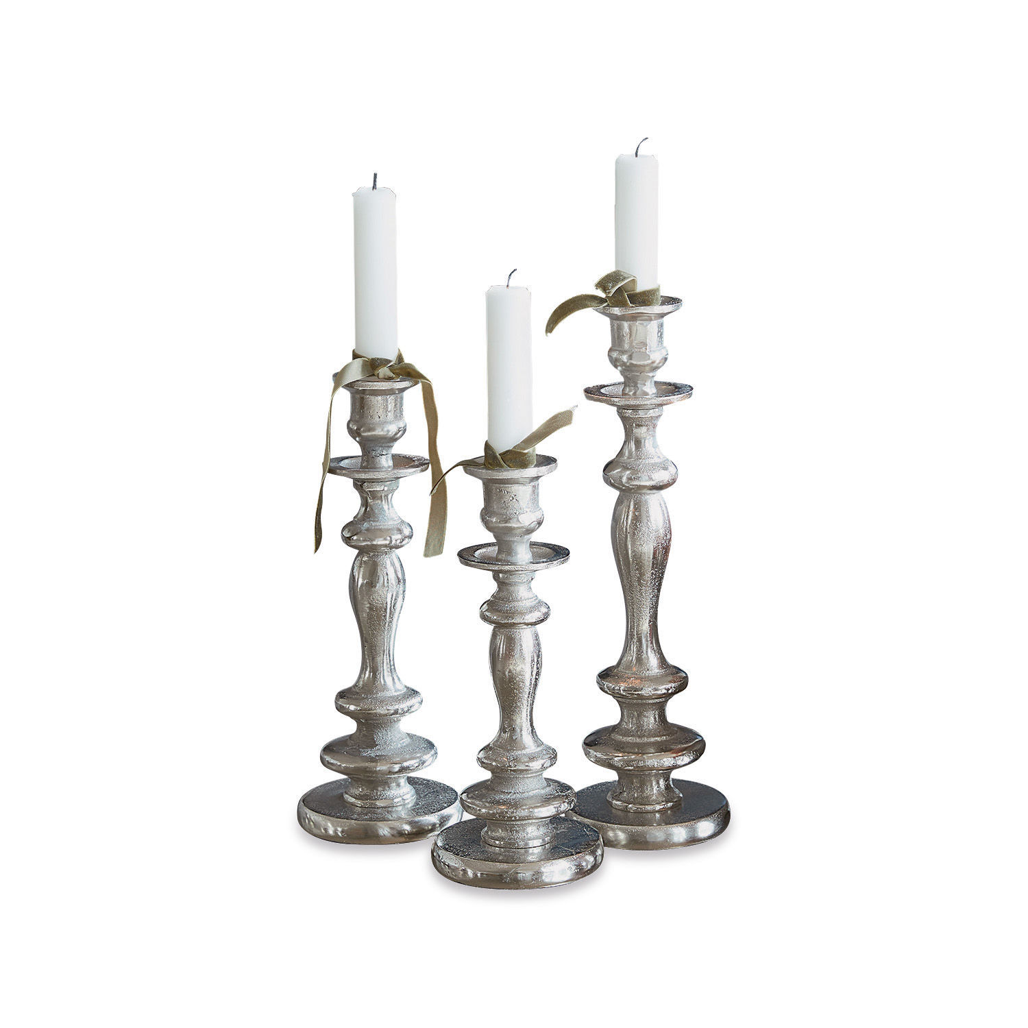Kerzenständer 3er Set Borga Set aus drei silbernen Metall-Kerzenhaltern mit weißen Kerzen und dekorativen Bändern