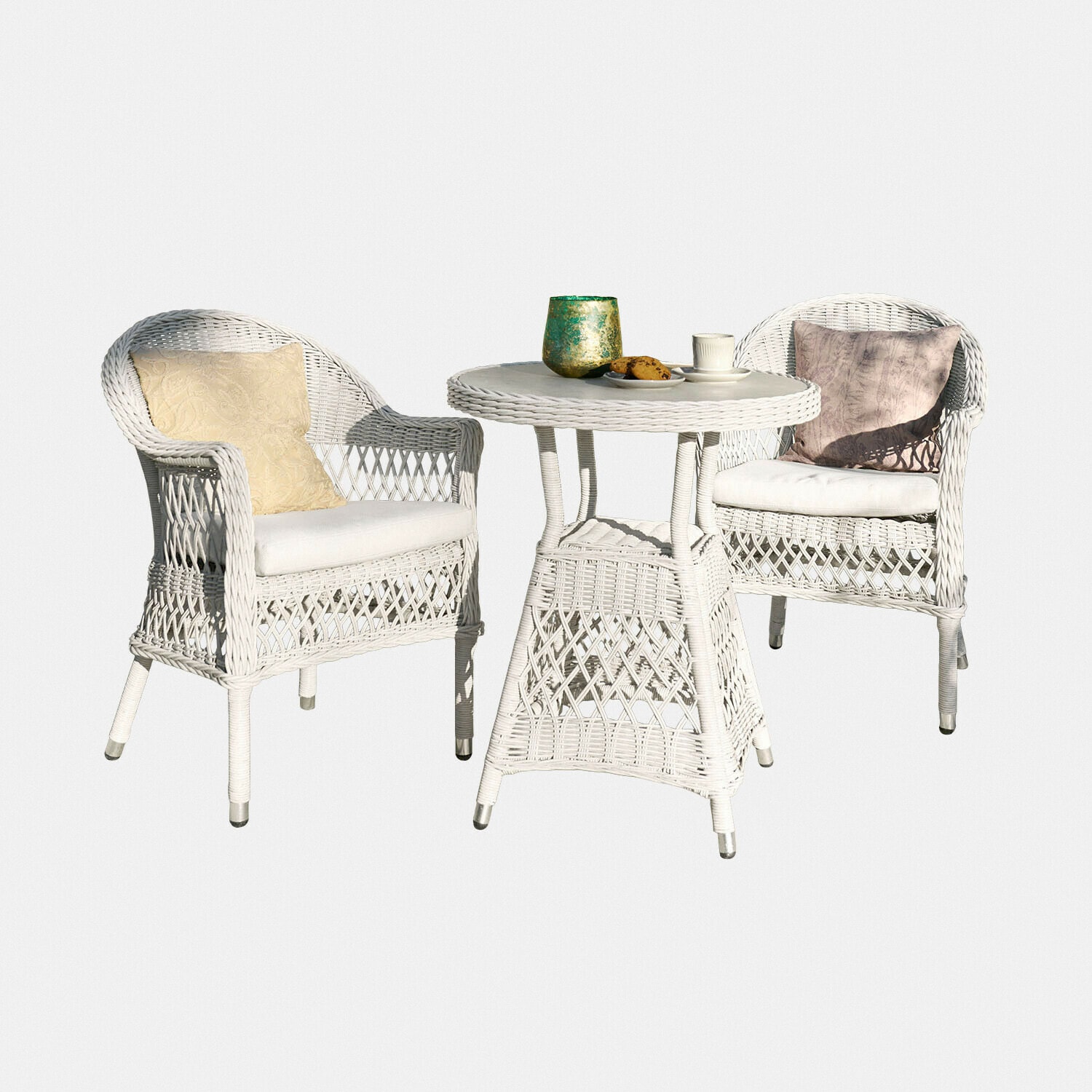 Sitzgruppe Solavine Weißes Rattan-Möbelset mit zwei Sesseln und rundem Tisch, dekorative Kissen