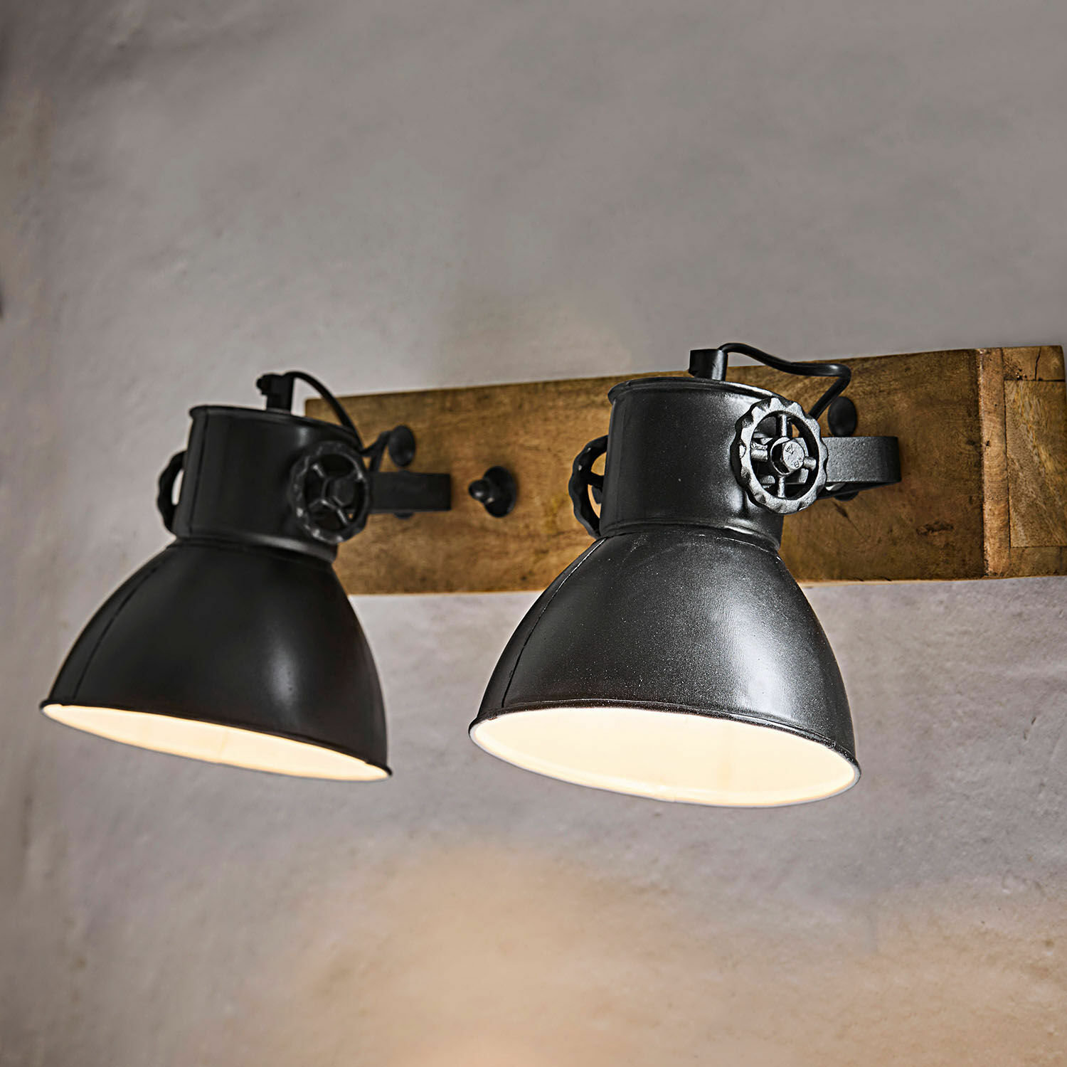 Wandlampe Périgné Schwarze Metall-Wandleuchte mit zwei Lampenschirmen auf Holzbrett, industrieller Stil