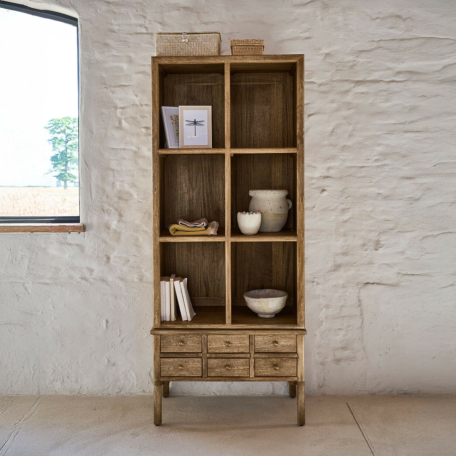 Holzregal in Naturfarbe mit sechs Fächern und sechs Schubladen für stilvolle Aufbewahrung