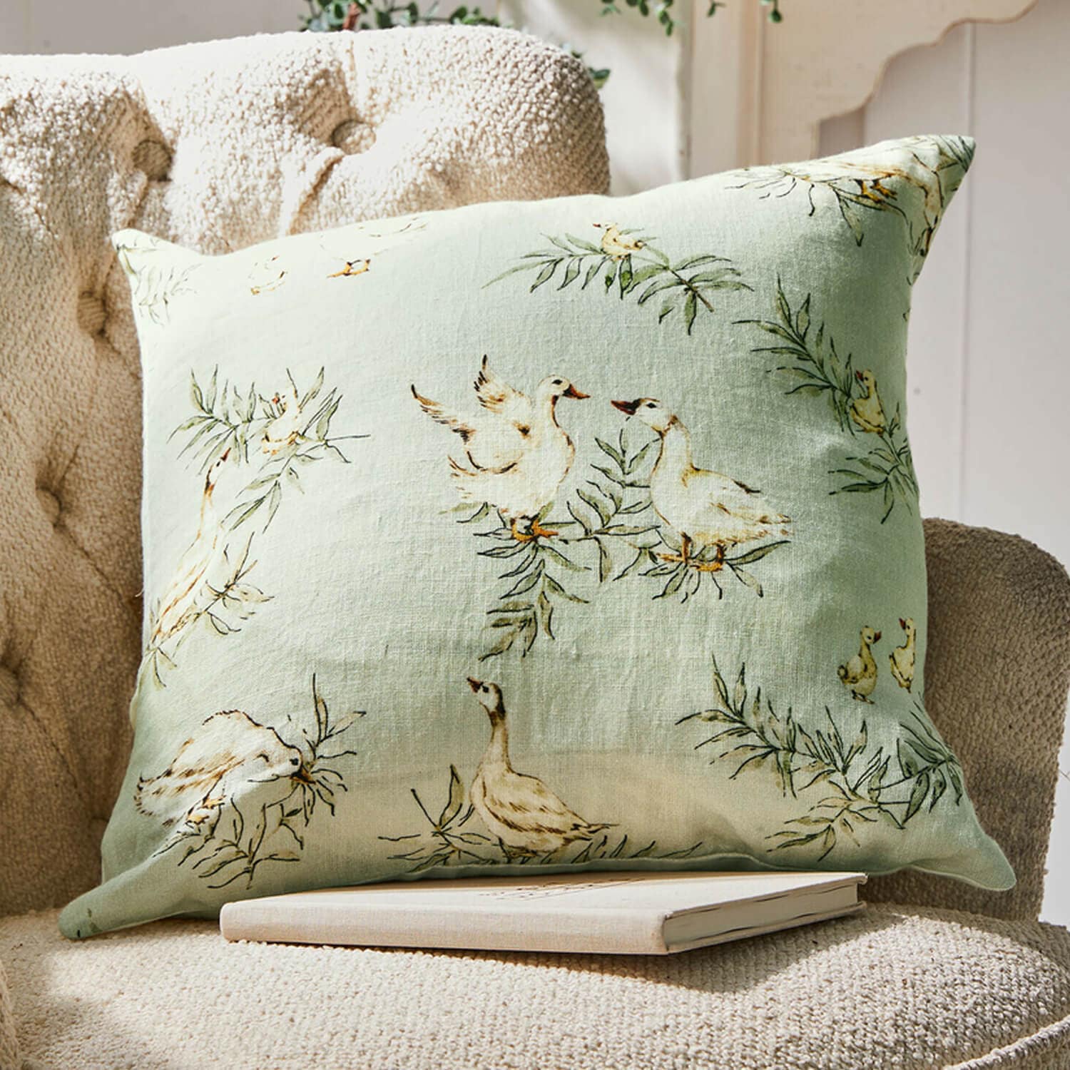 Leinenkissen in hellem Grün mit Enten- und Blattmuster, dekoratives Wohnaccessoire