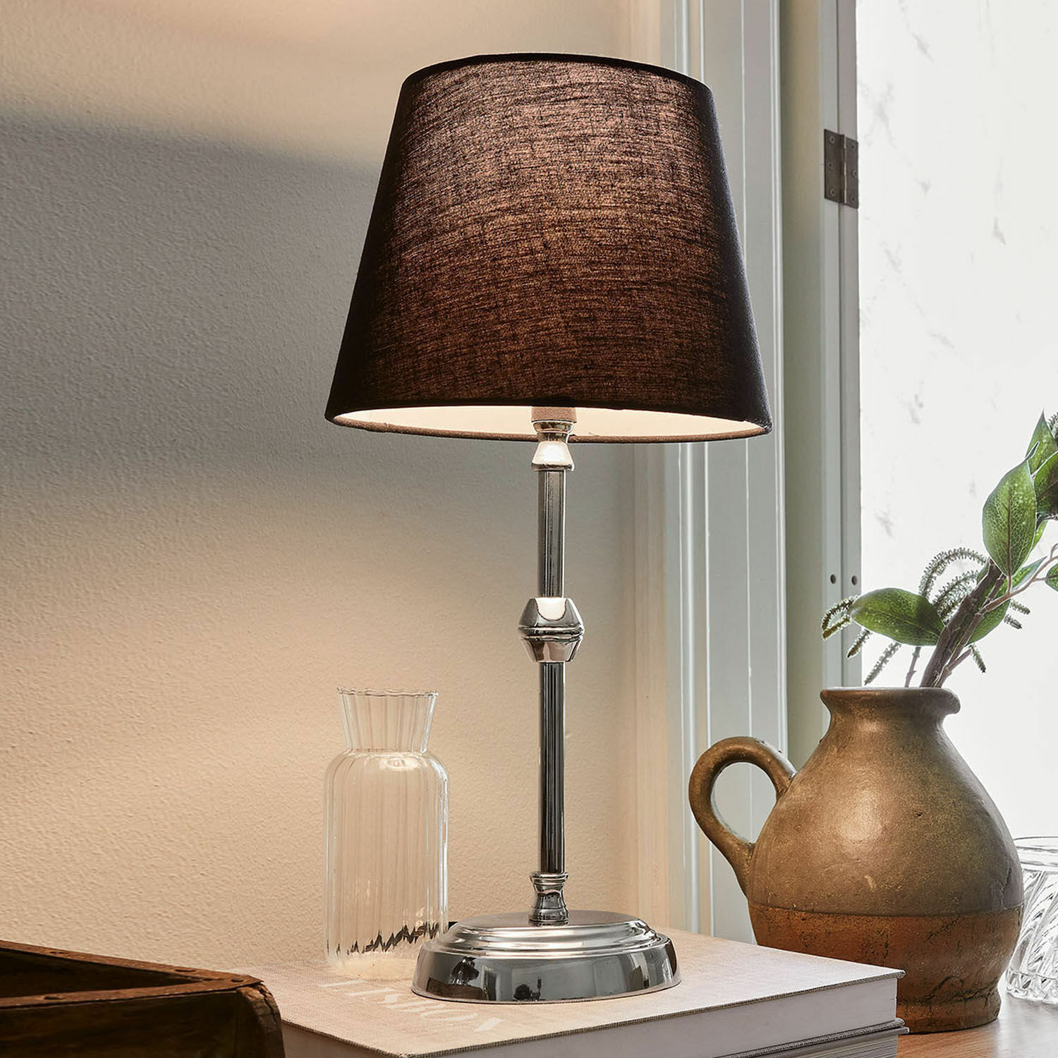 Tischlampe Luceau Elegante Tischlampe mit Metallfuß und schwarzem Lampenschirm auf Schreibtisch mit Dekoration