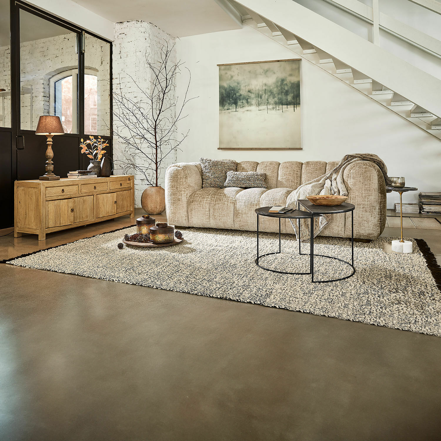 Teppich Yasira Beiges Stoff-Ecksofa in modernem Wohnzimmer mit Teppich und hellem Holzsideboard