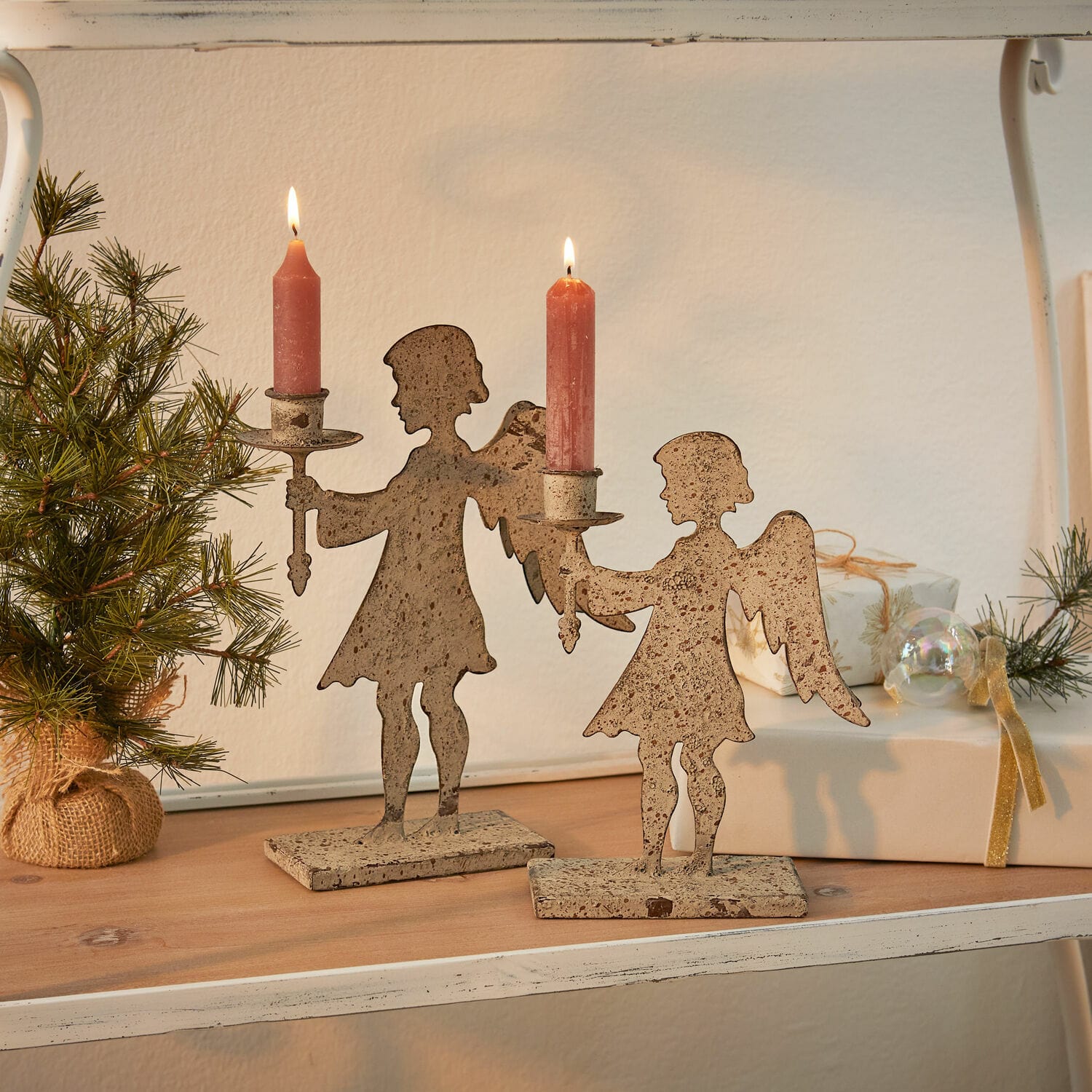 Kerzenständer 2er Set Zarnay Metall-Kerzenhalter in Engel-Form mit rosa Kerzen auf Holzregal, festliche Weihnachtsdekoration