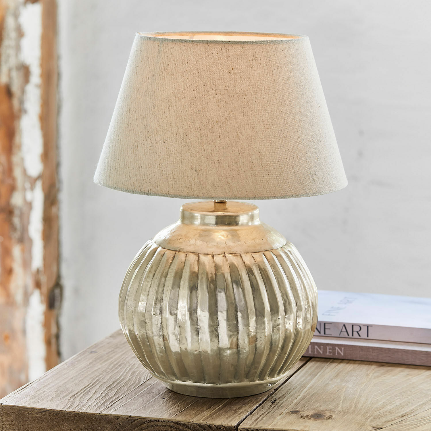 Tischlampe Lillemor Tischlampe aus Messing mit beigem Stoffschirm auf Holztisch, Wohnaccessoire