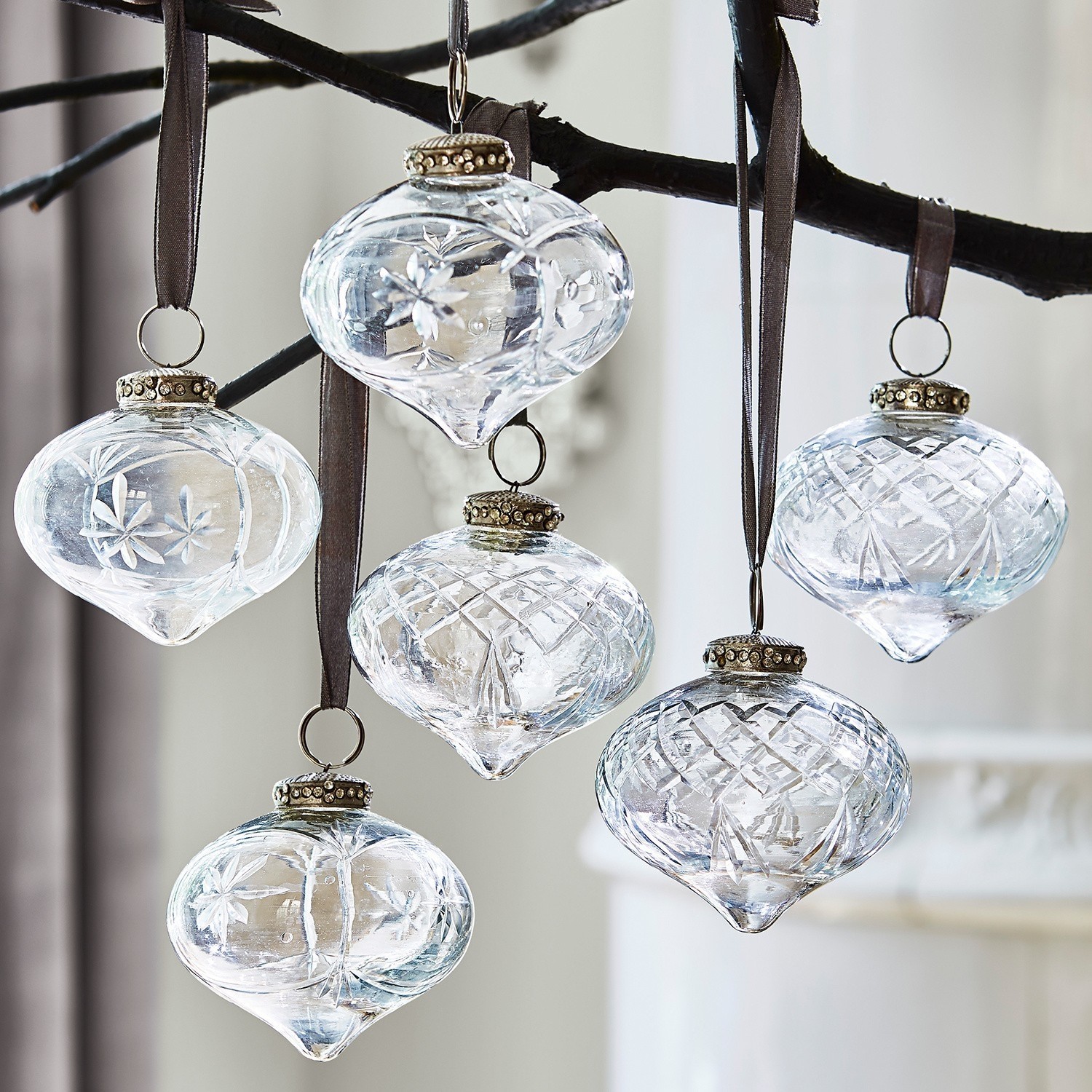Weihnachtsschmuck 6er Set Cheshire Sechsteiliges Set transparenter Glasornamente mit gravierten Mustern und braunen Bändern zum Aufhängen