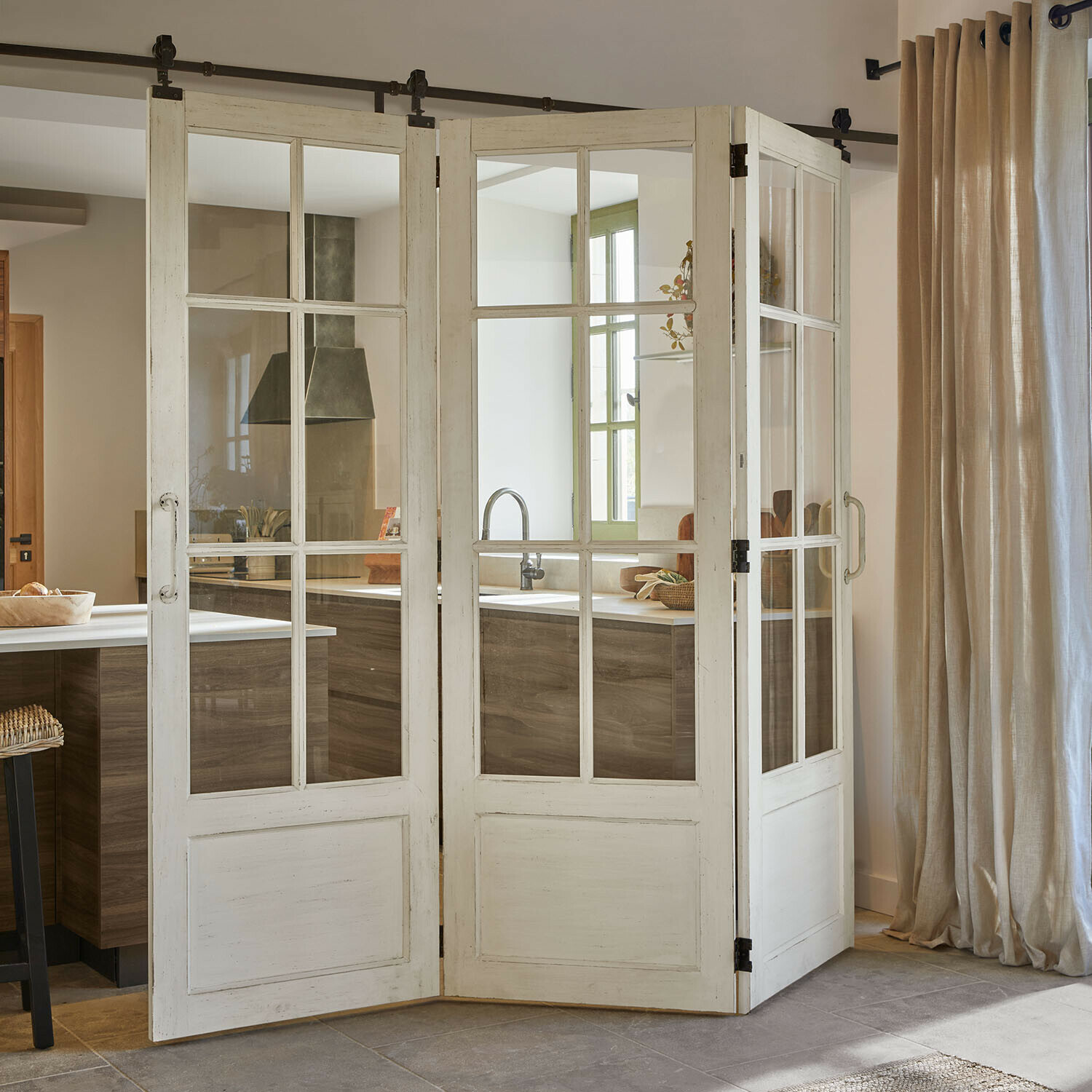 Faltschiebetür Salivonne Weißer Holzraumteiler mit Fenstereinsätzen im Vintage-Stil zur Abtrennung der Küche, dekorativ und funktional